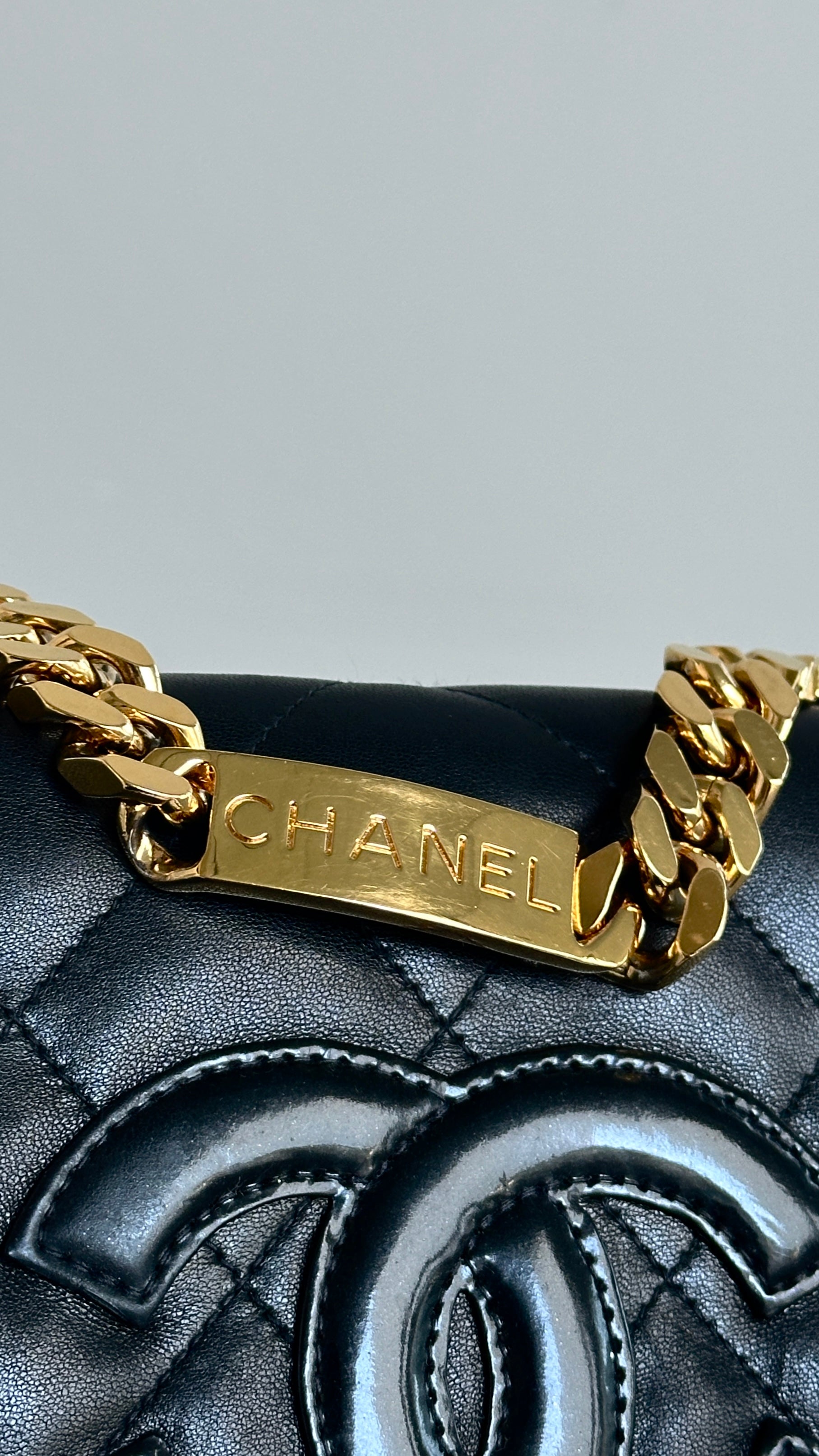 CHANEL VINTAGE 90'S WITH GOLD IN BLACK