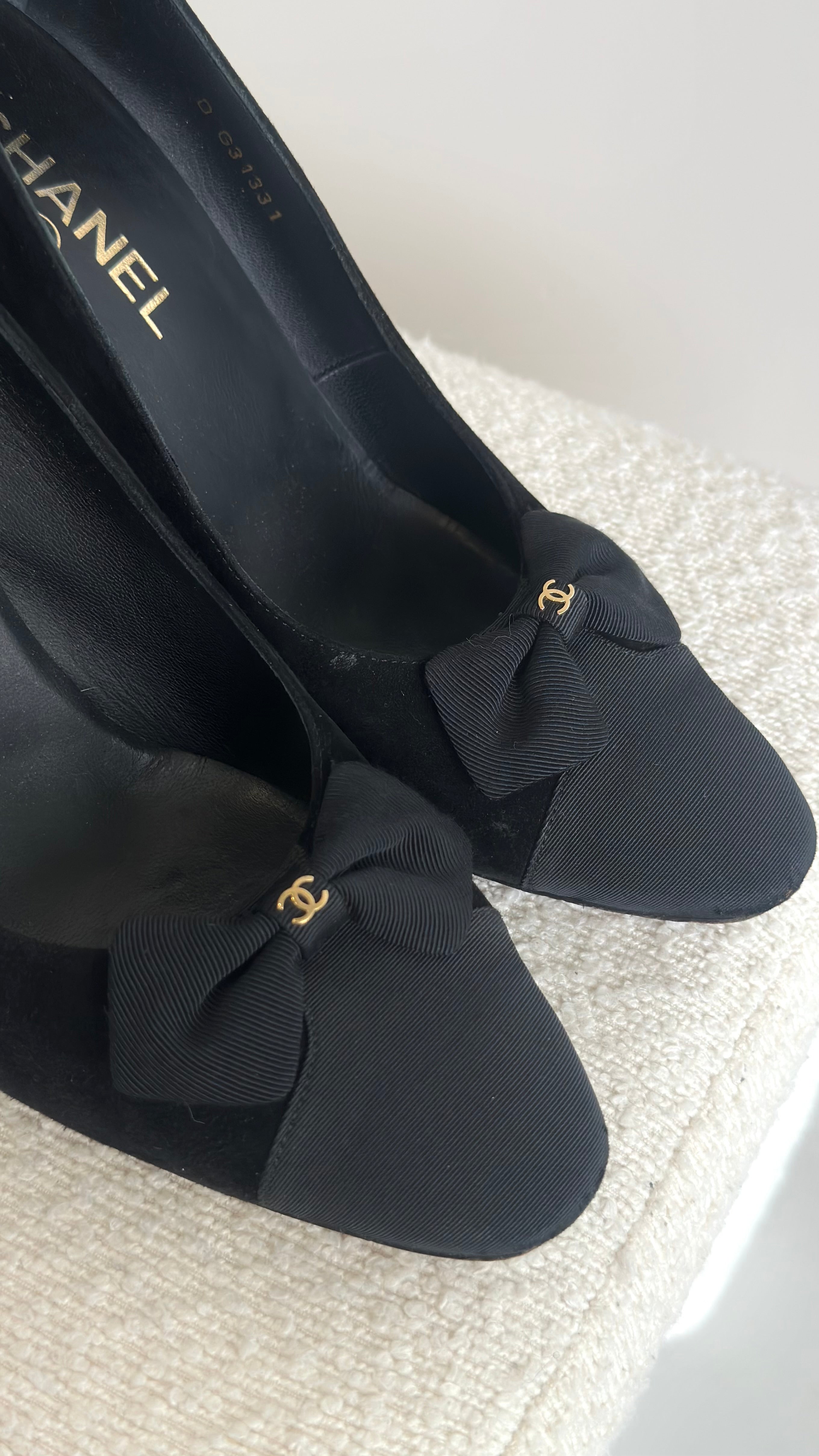 CHANEL SUEDE SHOES IN BLACK SIZE 41