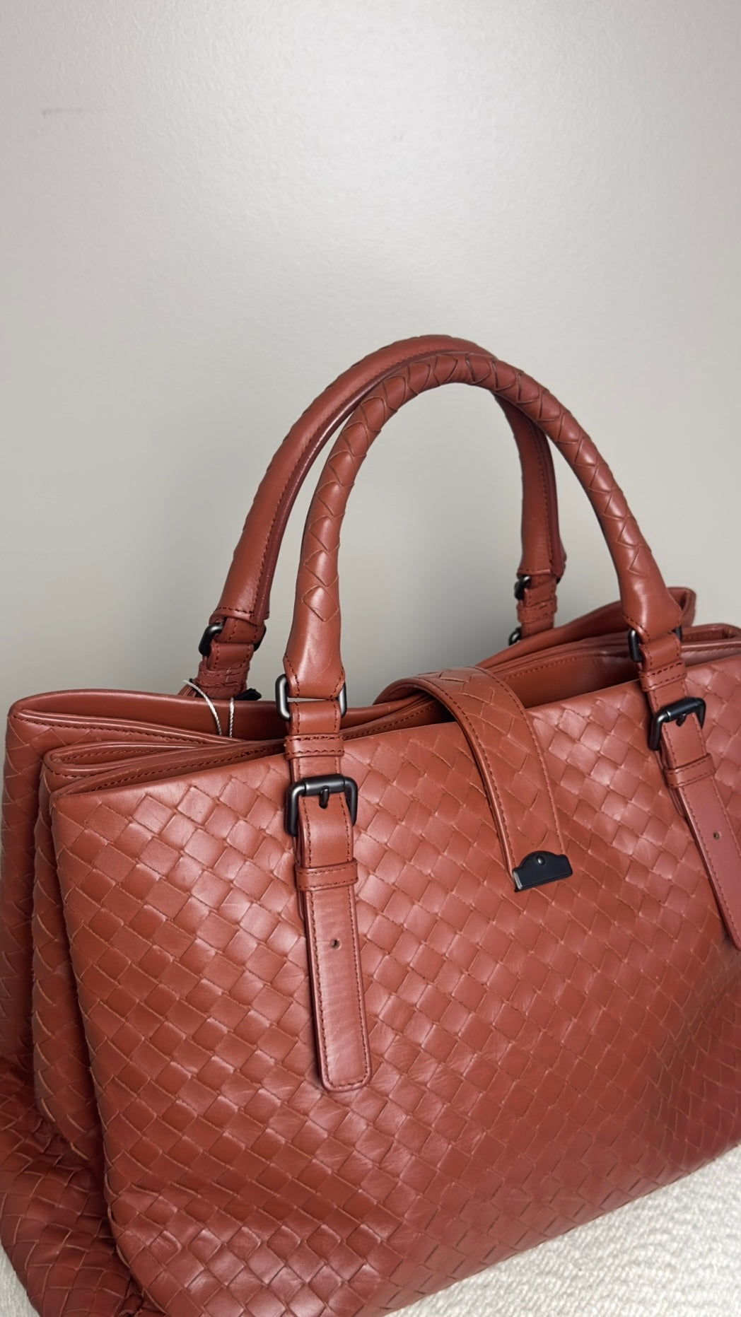 BOTTEGA VENETA MEDIUM NAPPA INTERCCIATO ROMA TOTE BAG IN TERRACOTTA