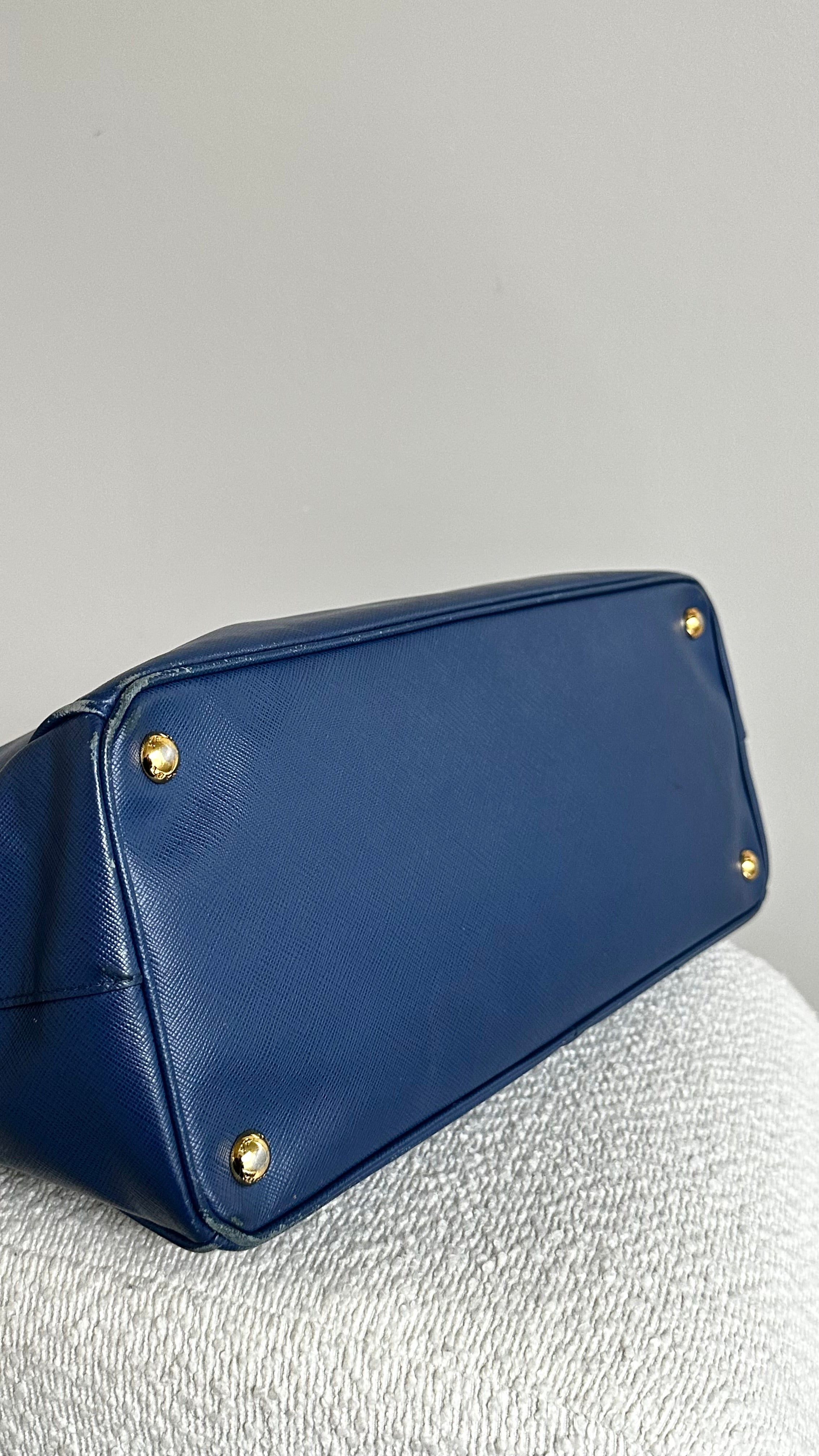 PRADA GALLERIA LEATHER HANDBAG - IN BLUE