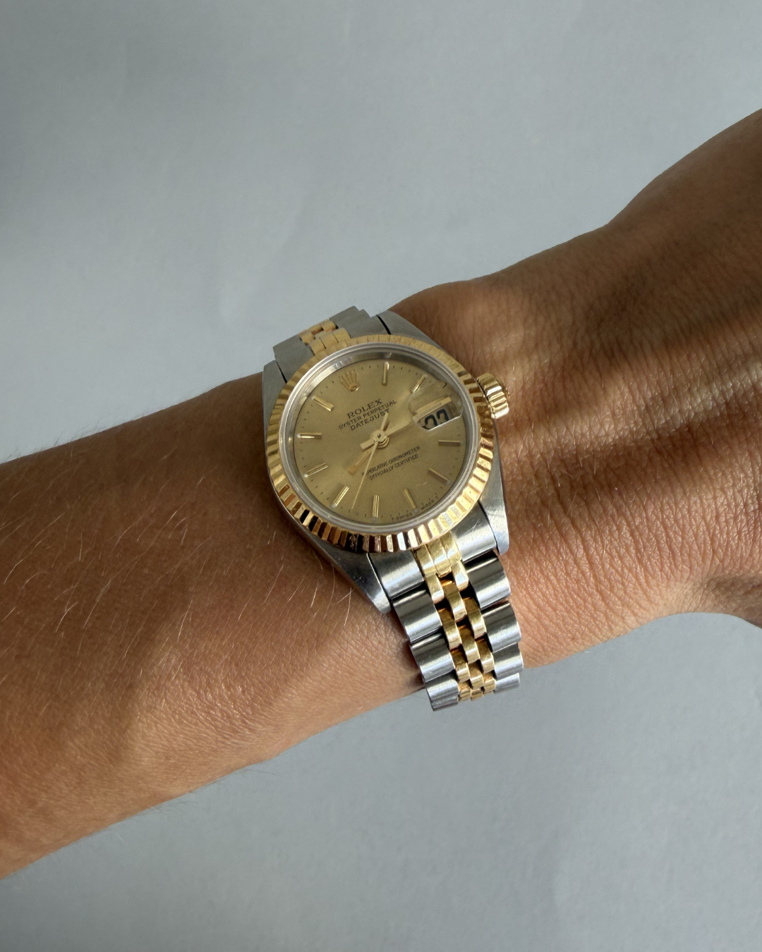 ROLEX LADY DATEJUST 26 MM COM MOSTRADOR CHAMPANHE