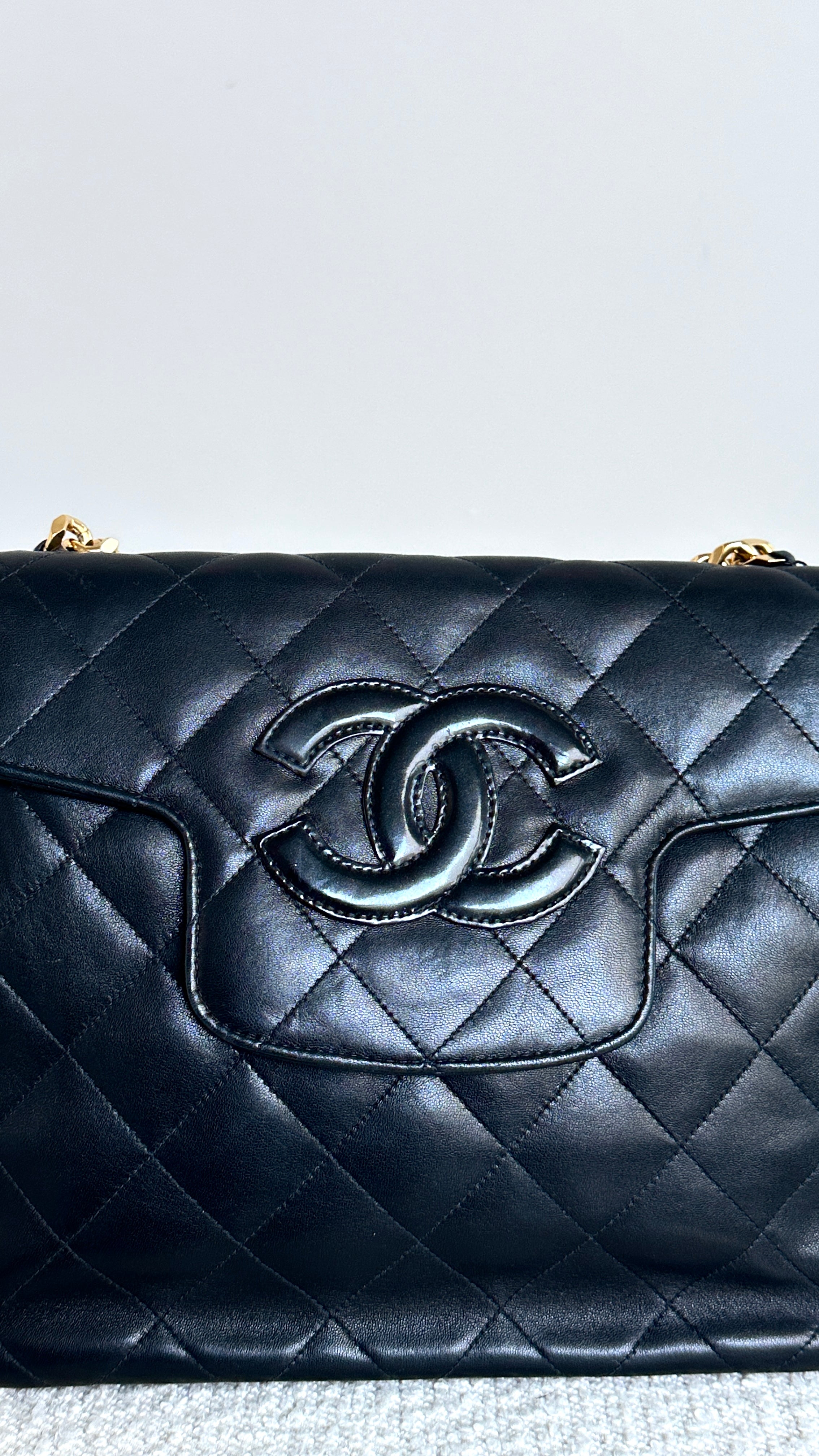 CHANEL VINTAGE 90'S WITH GOLD IN BLACK