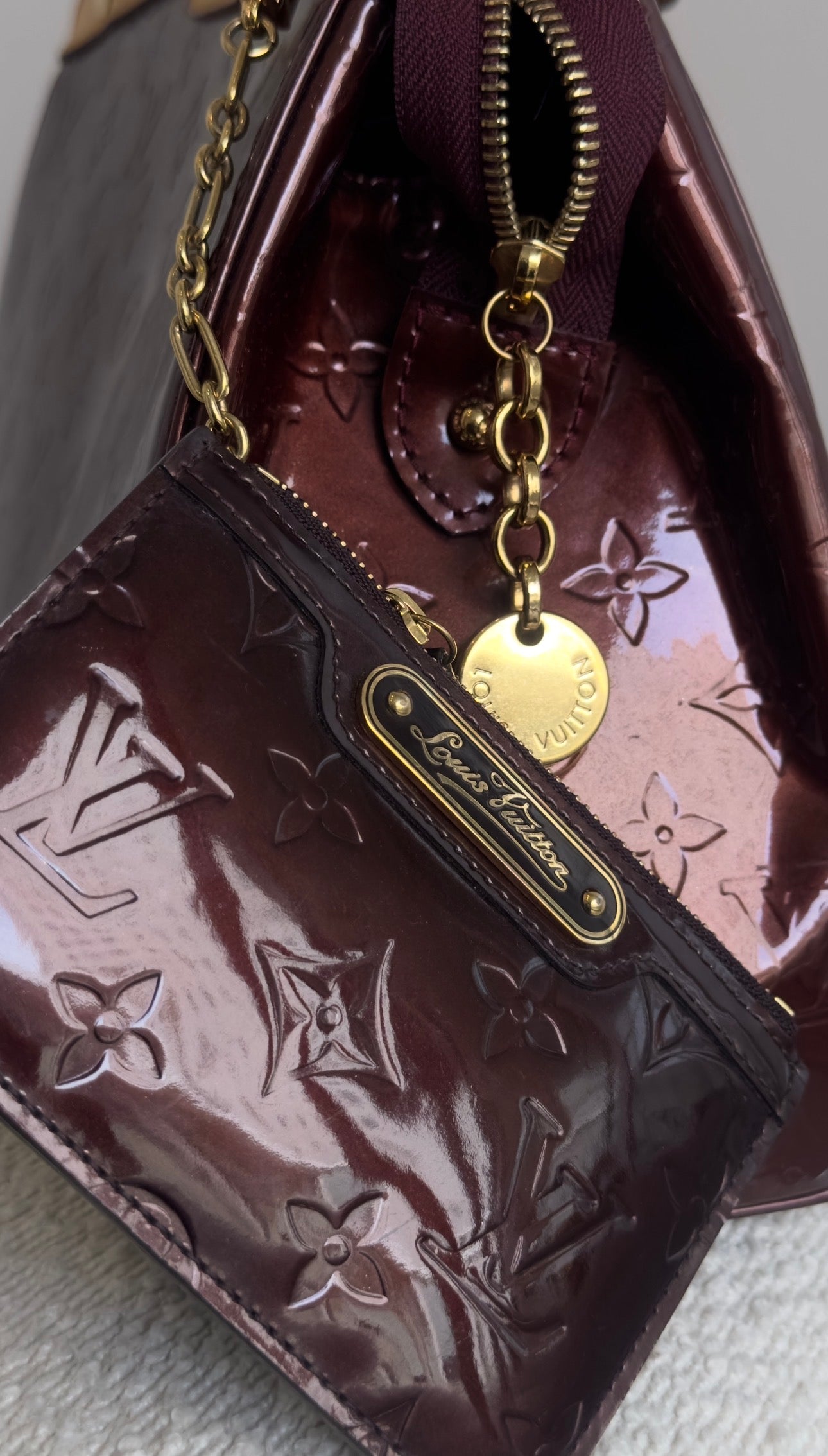 LOUIS VUITTON BREA HANDBAG IN BURGUNDY PATENT LEATHER