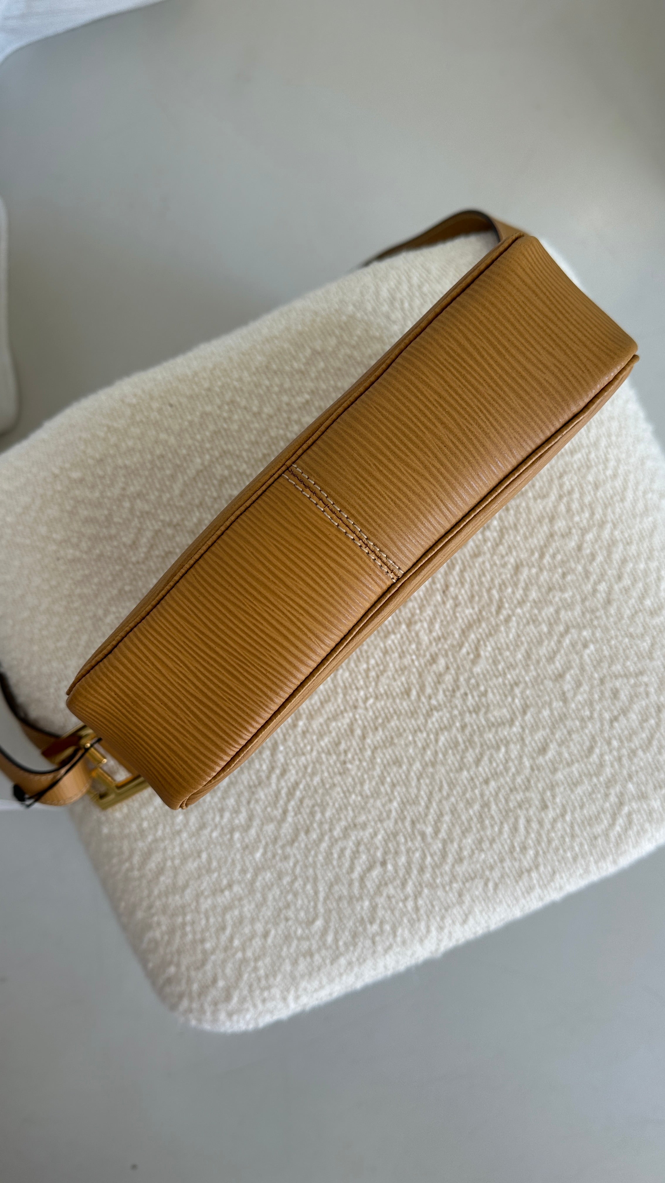 Fendi Vintage Crossbody Leather Bag In Camel