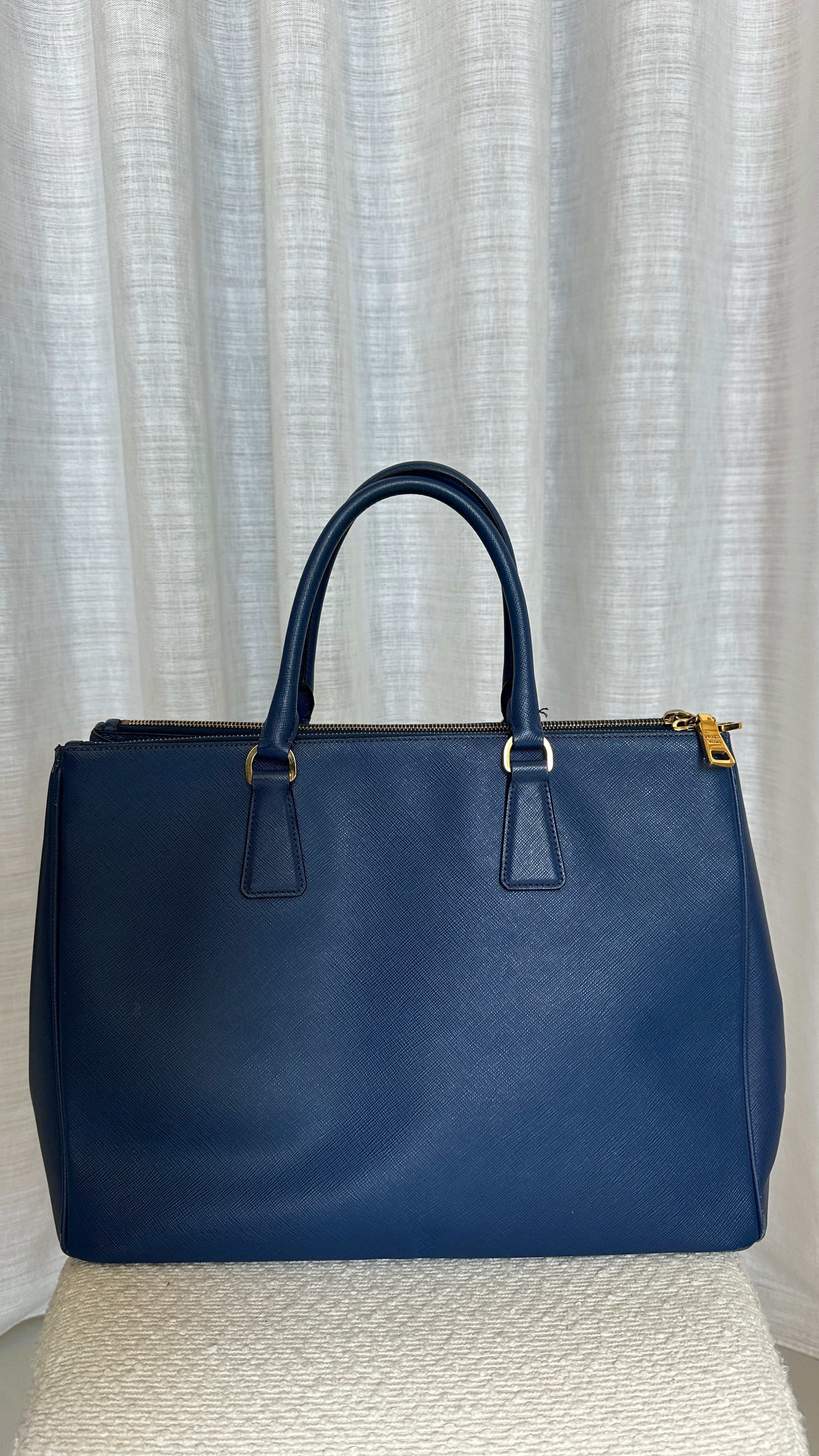 PRADA GALLERIA LEATHER HANDBAG - IN BLUE