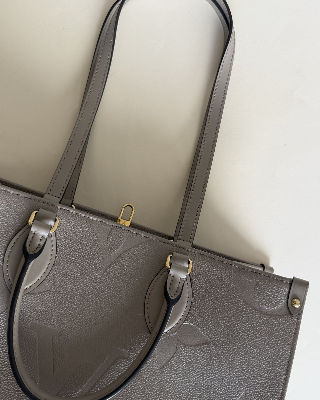 Lv Onthego MM in Taupe - New condition