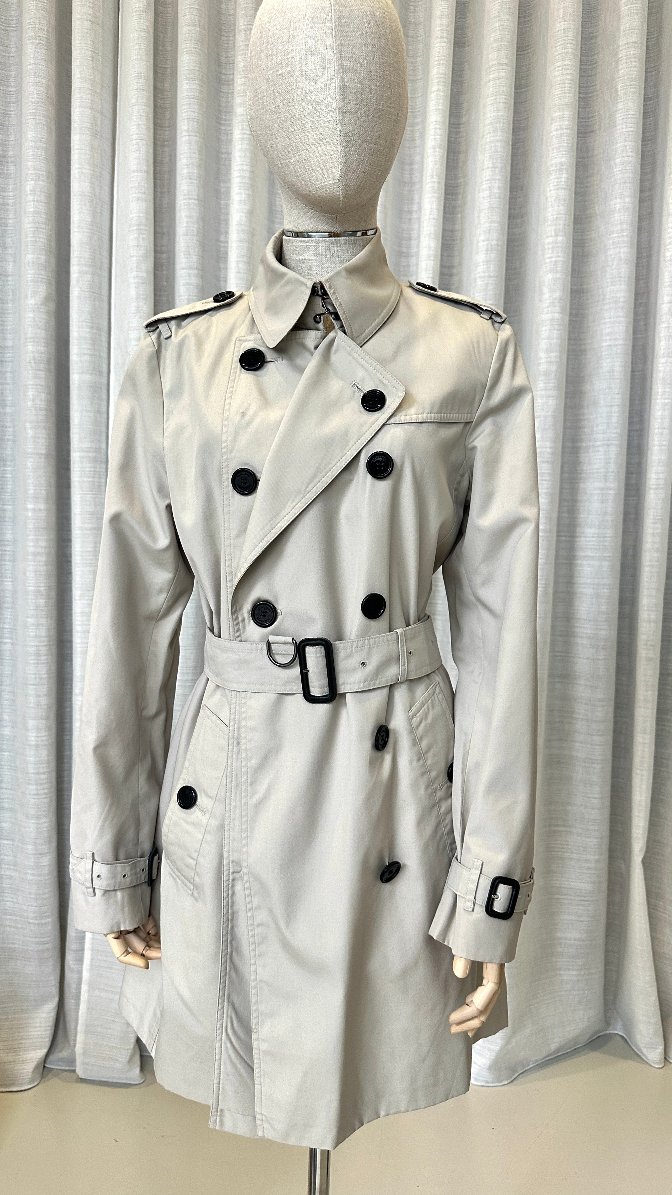 BURBERRY TRENCH COAT IN OFF WHITE