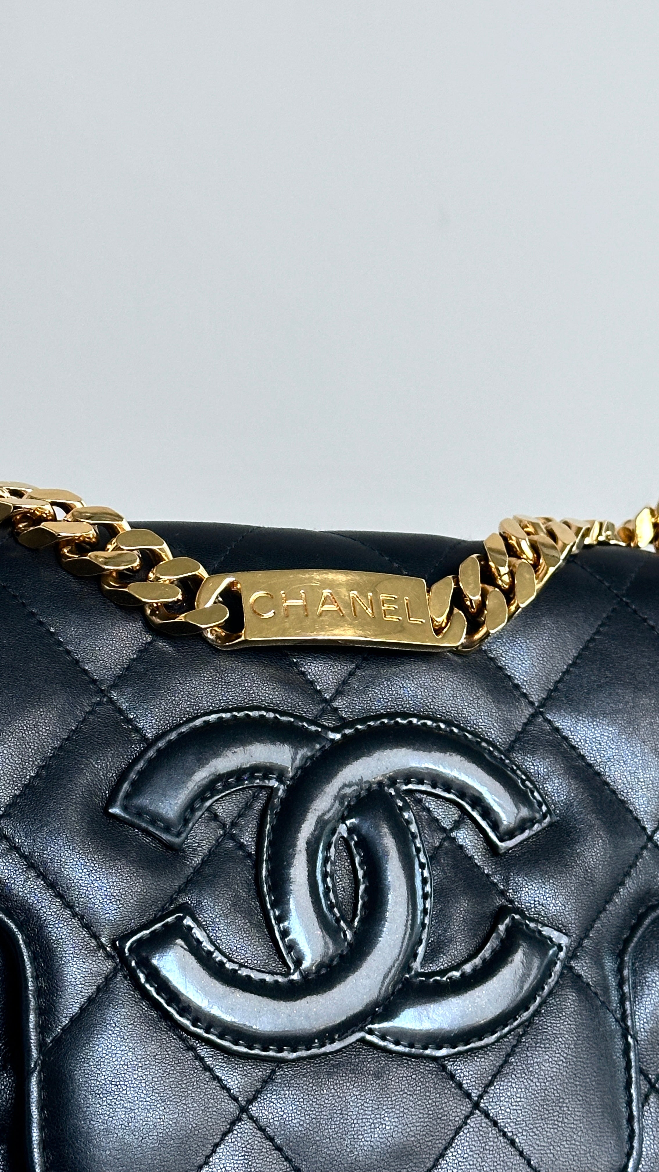 CHANEL VINTAGE 90'S WITH GOLD IN BLACK