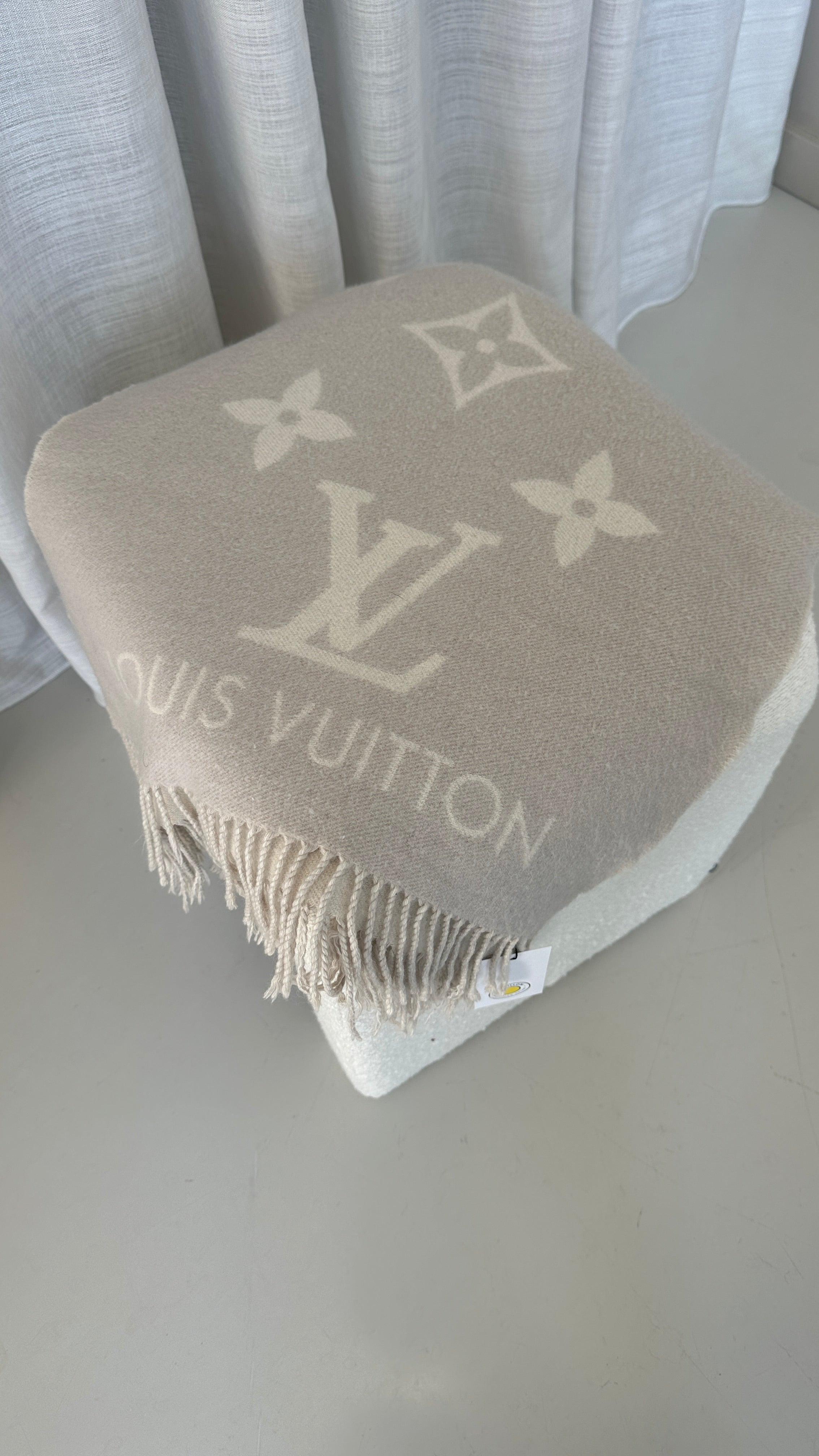 Louis Vuitton Reykjavik Scarf In Grey