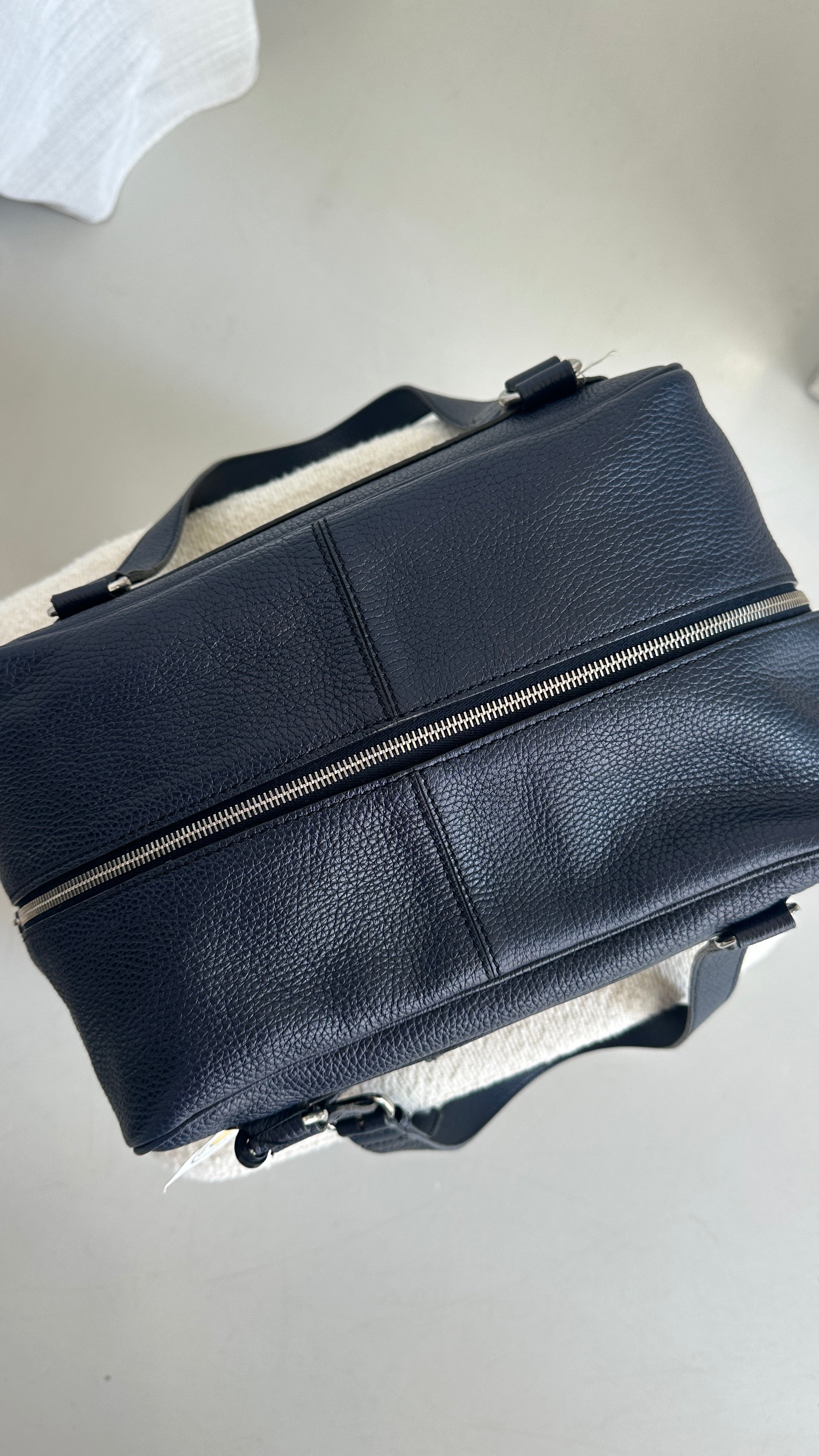 Tod's Vintage Leather Shoulder Bag In Navy