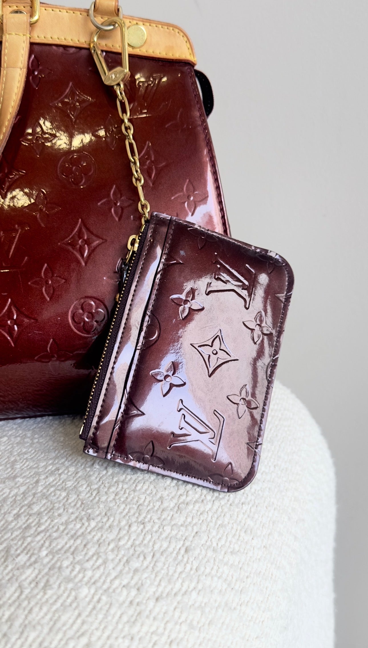 LOUIS VUITTON BREA HANDBAG IN BURGUNDY PATENT LEATHER