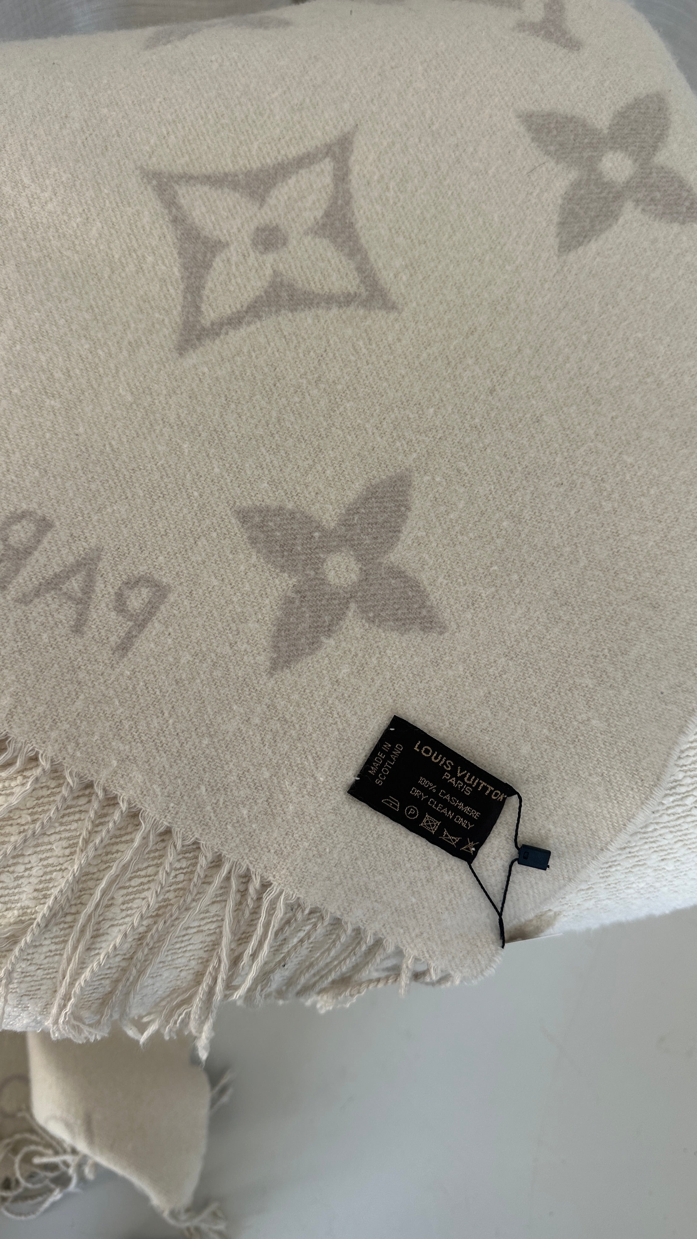 Louis Vuitton Reykjavik Scarf In Grey