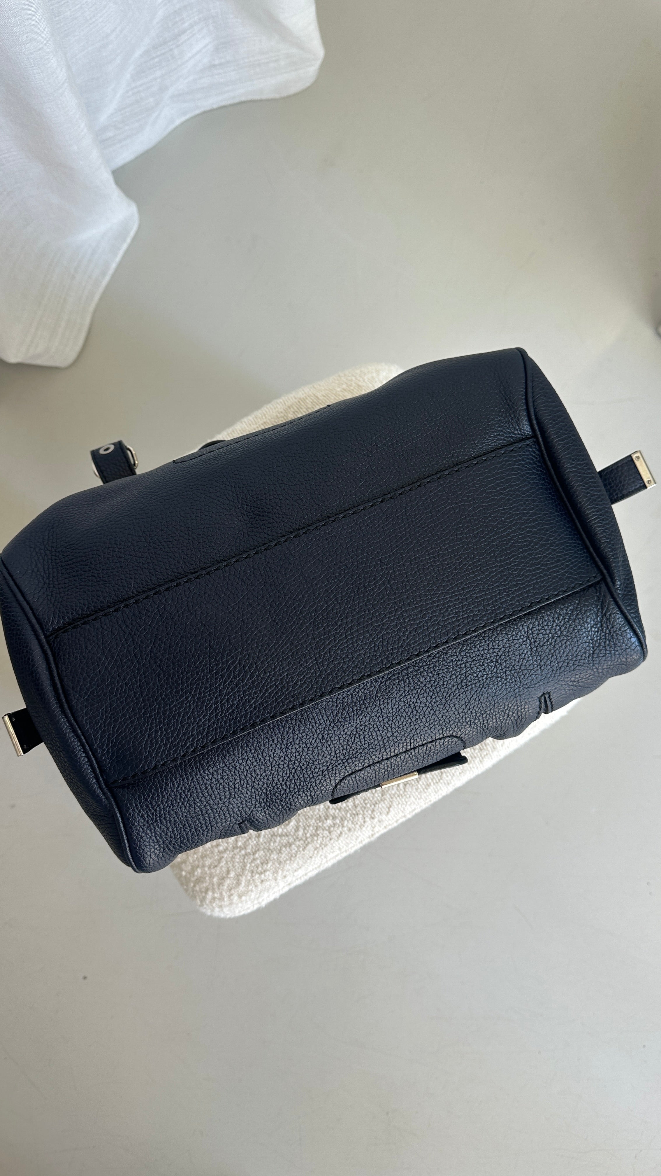 Tod's Vintage Leather Shoulder Bag In Navy