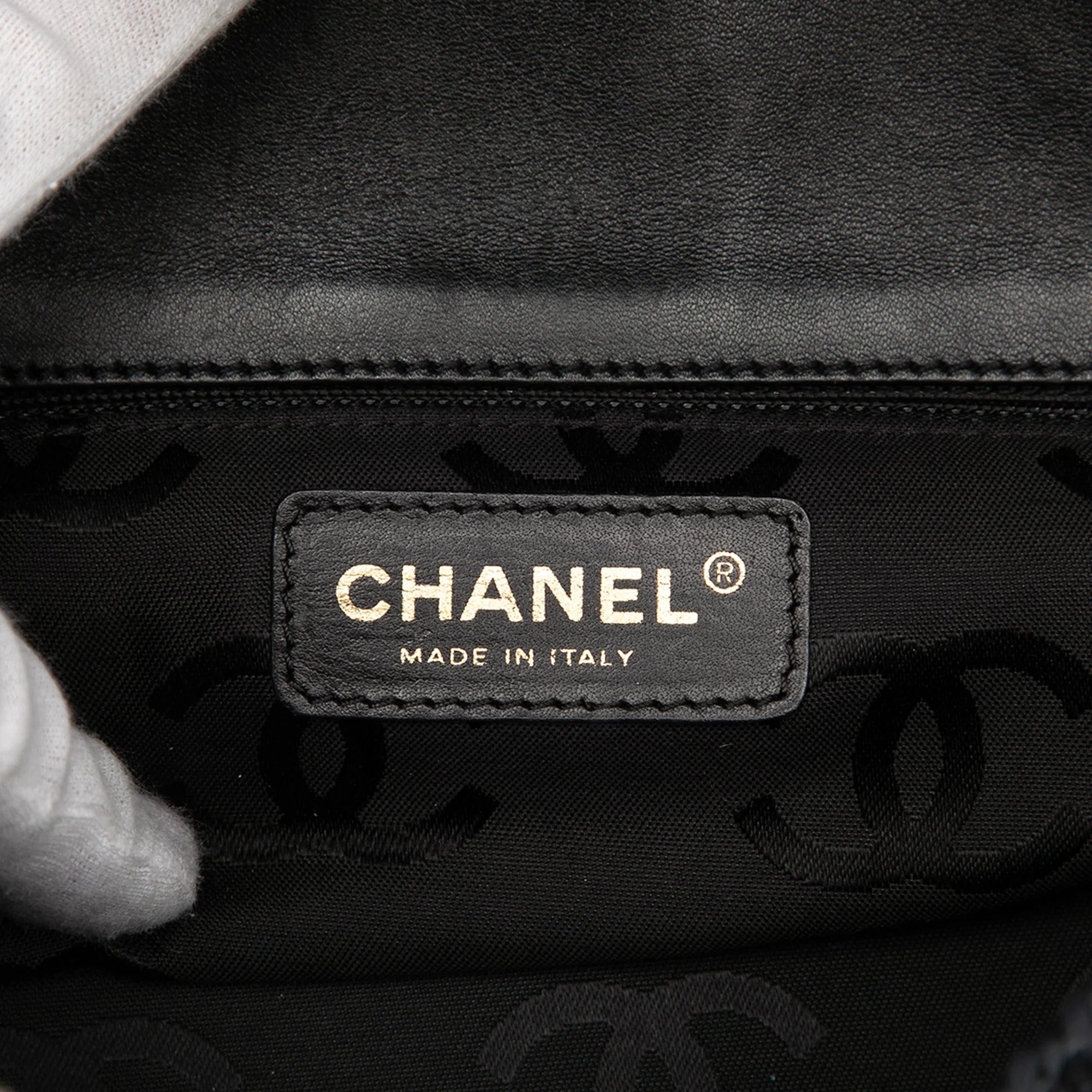 CHANEL CC RAFFIA CROSSBODY BAG IN BLACK