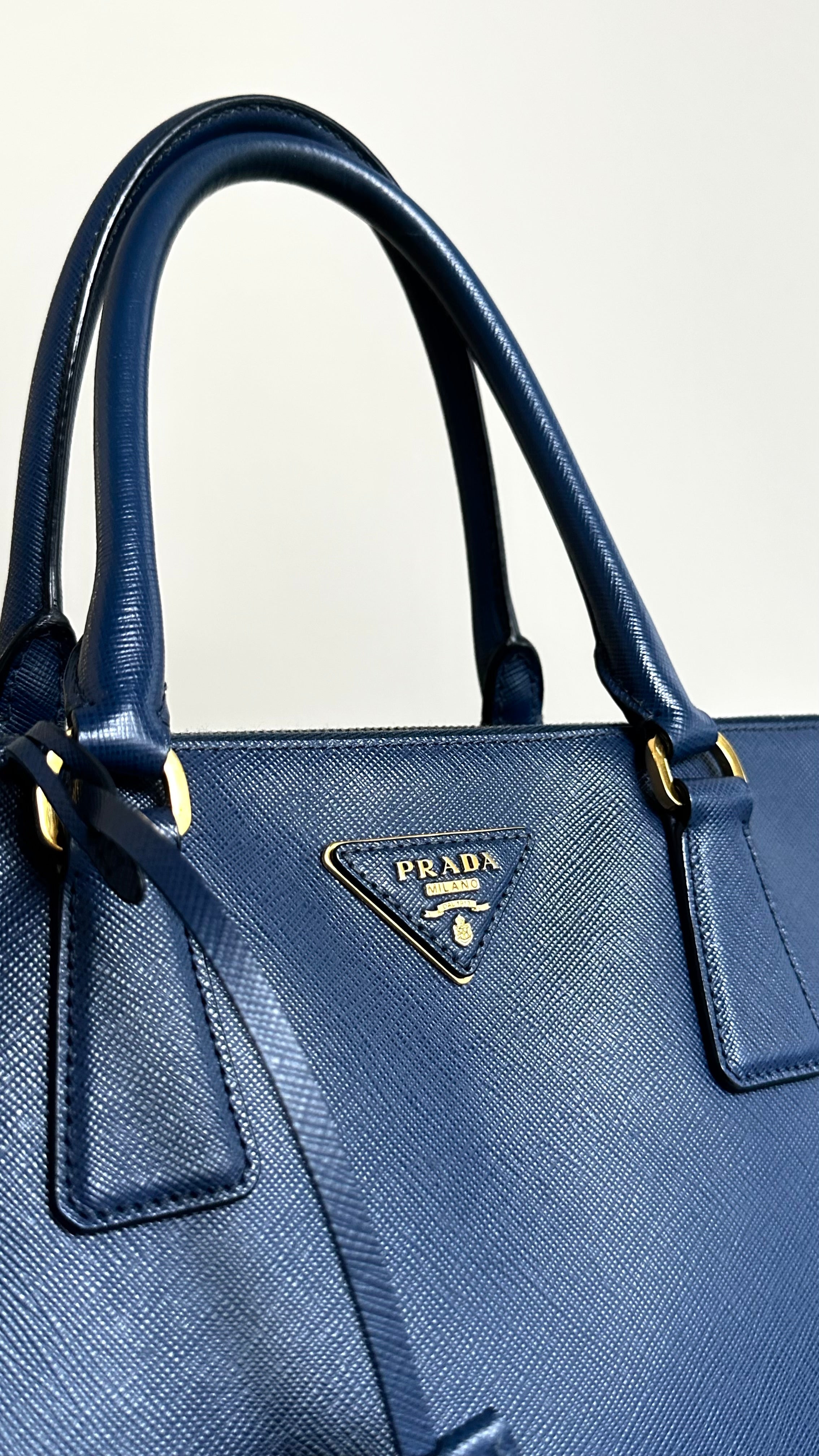 PRADA GALLERIA LEATHER HANDBAG - IN BLUE