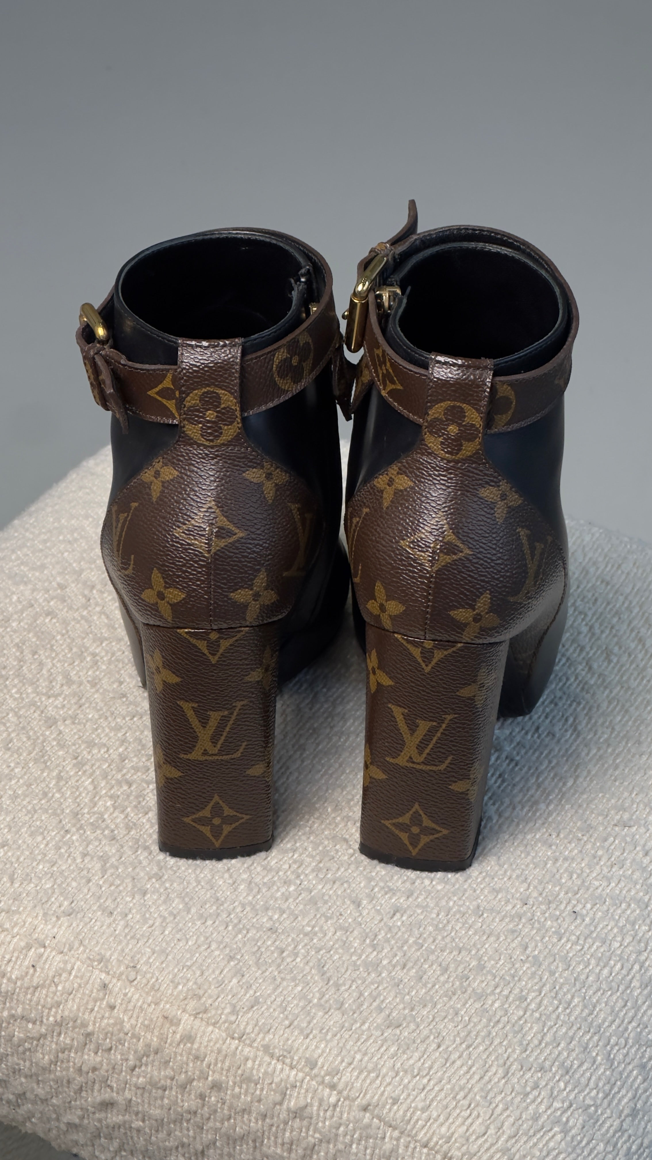 LOUIS VUITTON SILHOUETTE BOOTS IN BLACK - SIZE 37