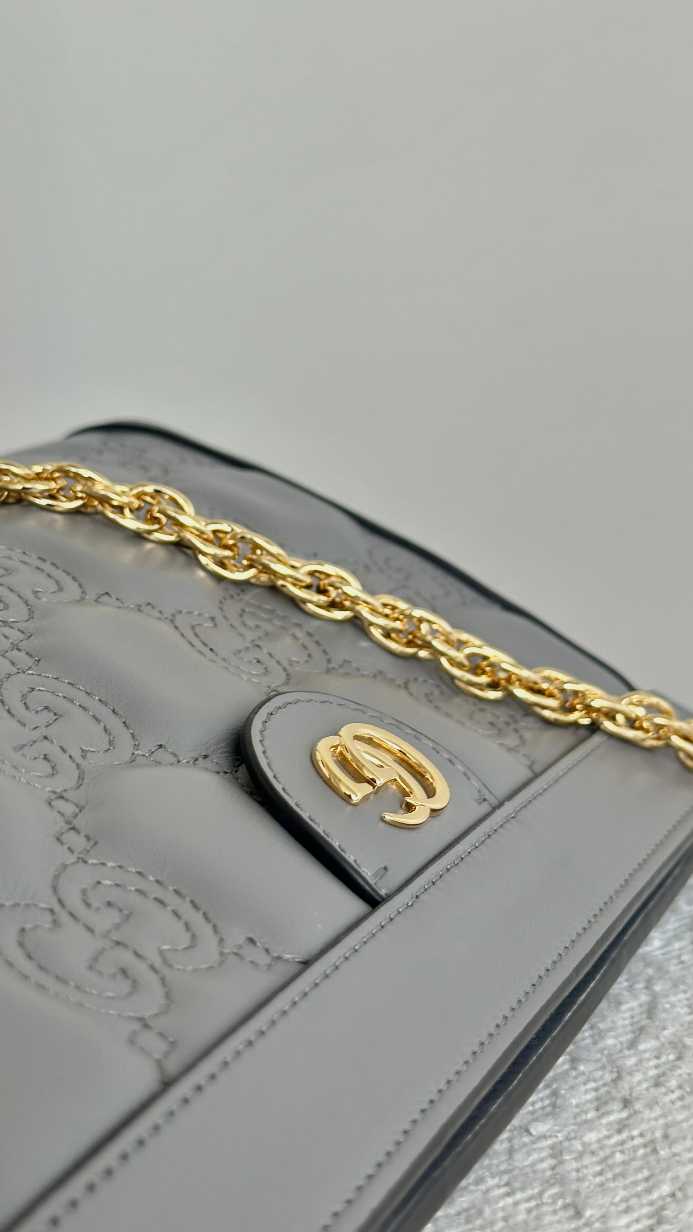 GUCCI SMALL GG MARMONT MATELASSE LEATHER OPHIDIA CHAIN BAG IN GRAY