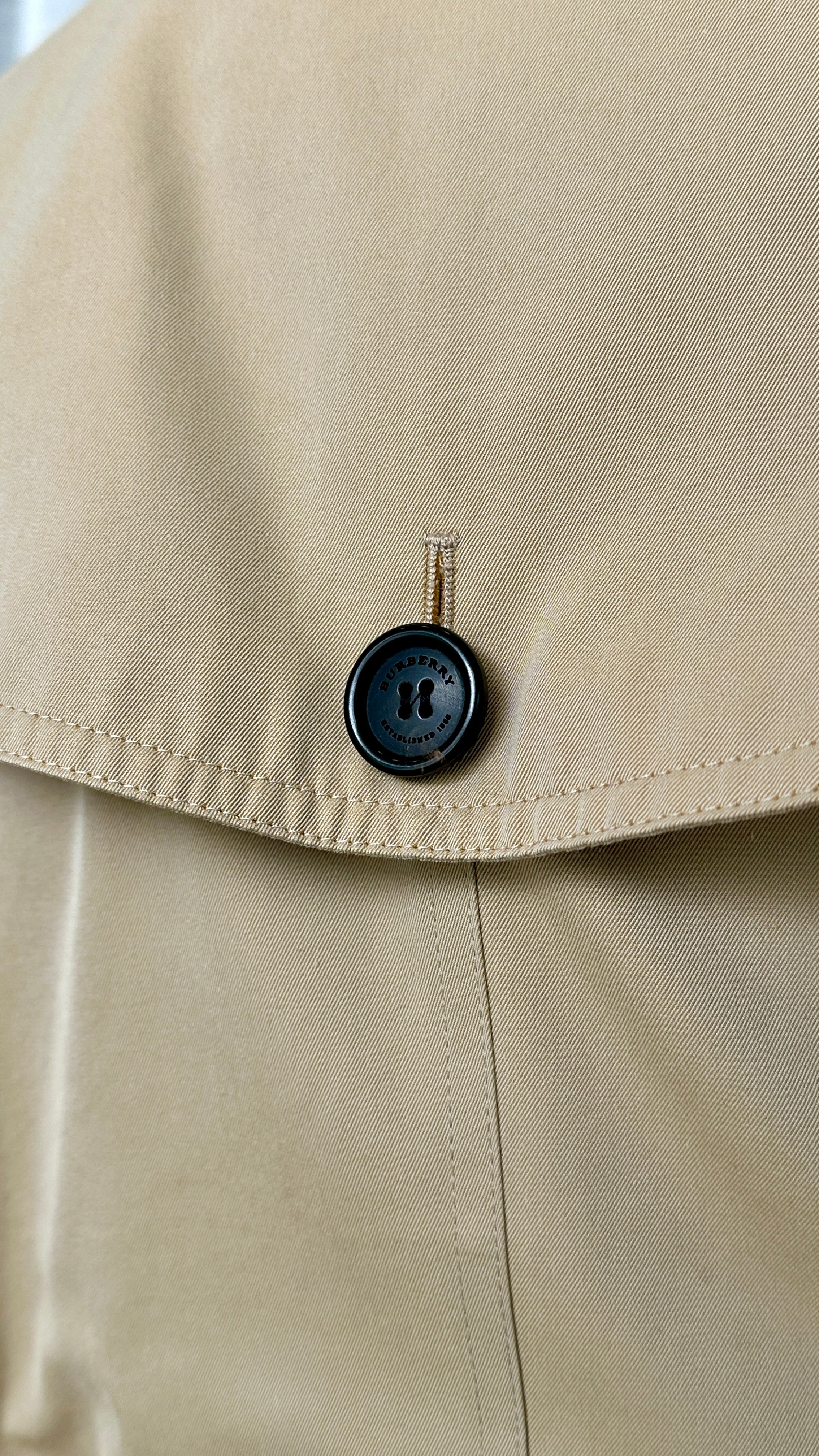 BURBERRY TRENCH COAT IN BEIGE