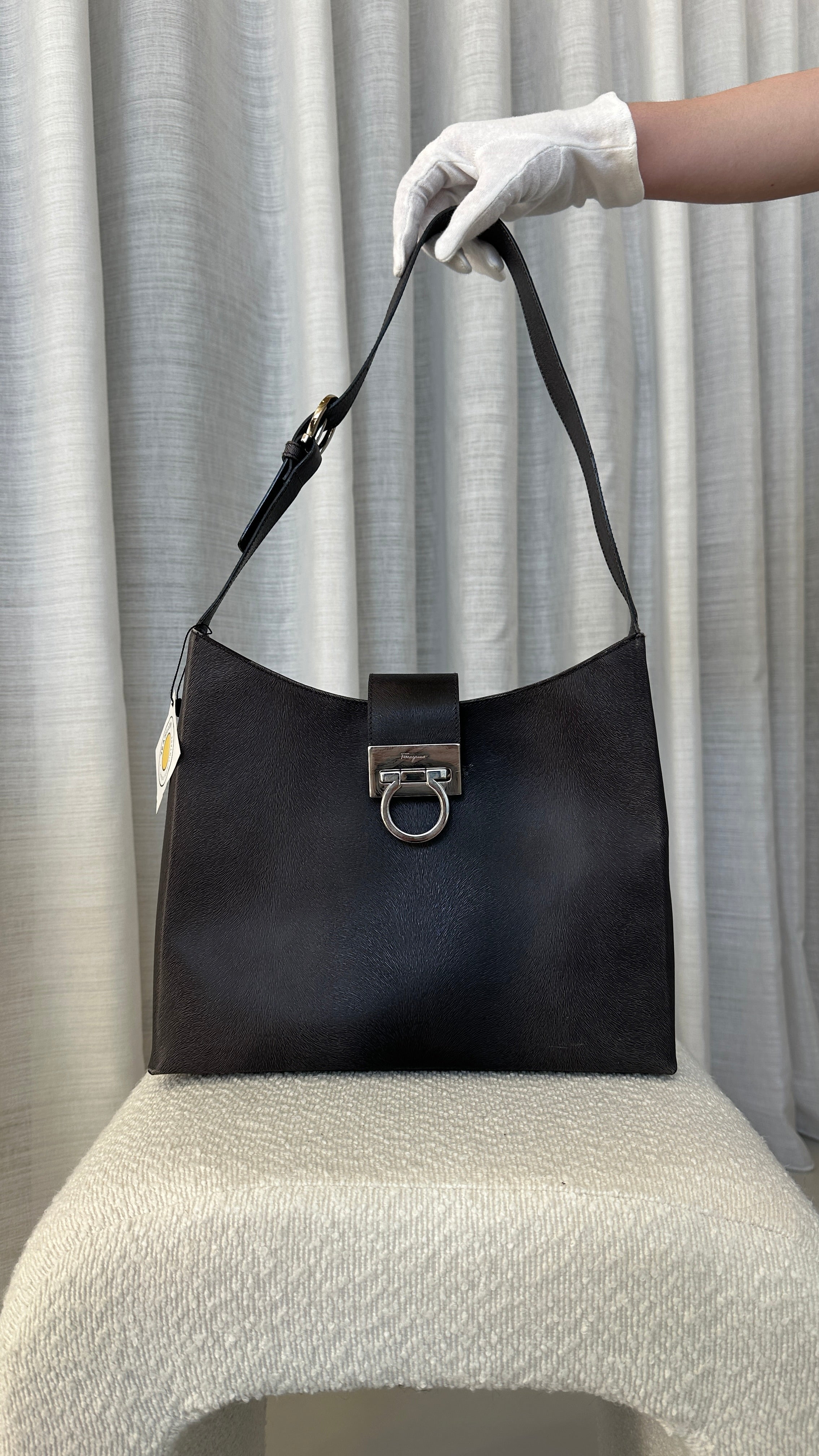 Salvatore Ferragamo Vintage Leather Shoulder Bag In Black