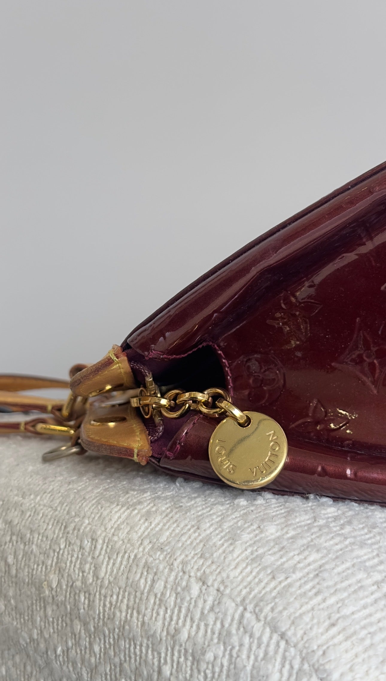 LOUIS VUITTON BREA HANDBAG IN BURGUNDY PATENT LEATHER