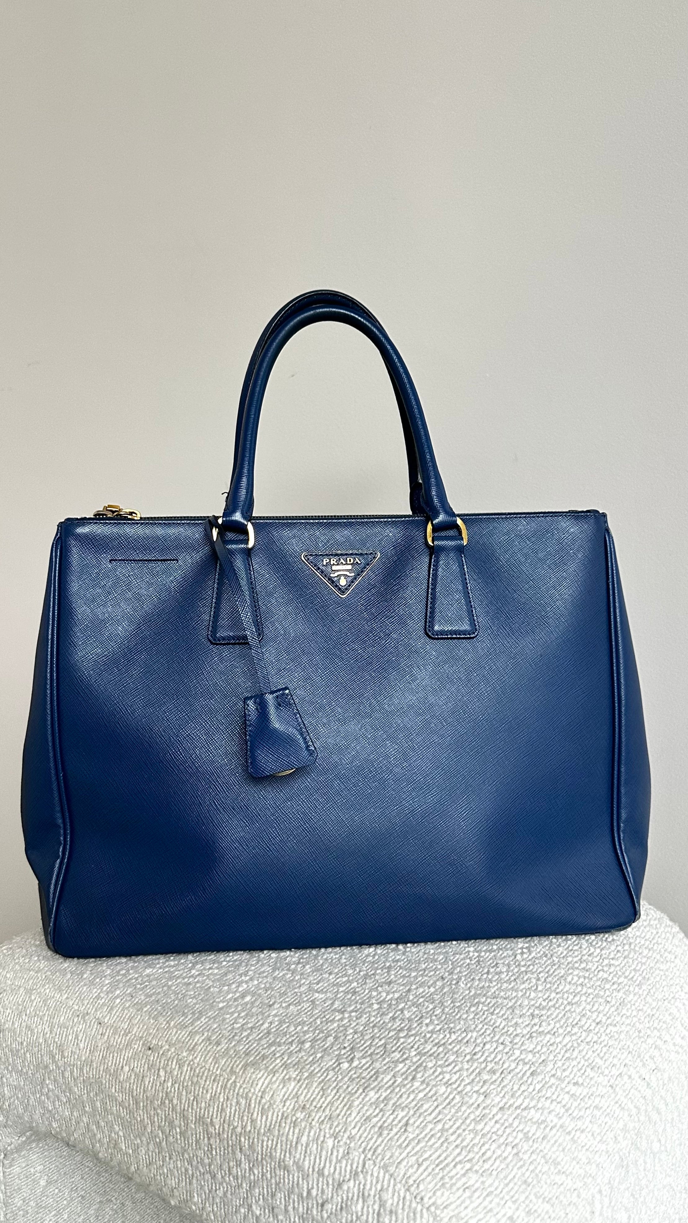 PRADA GALLERIA LEATHER HANDBAG - IN BLUE