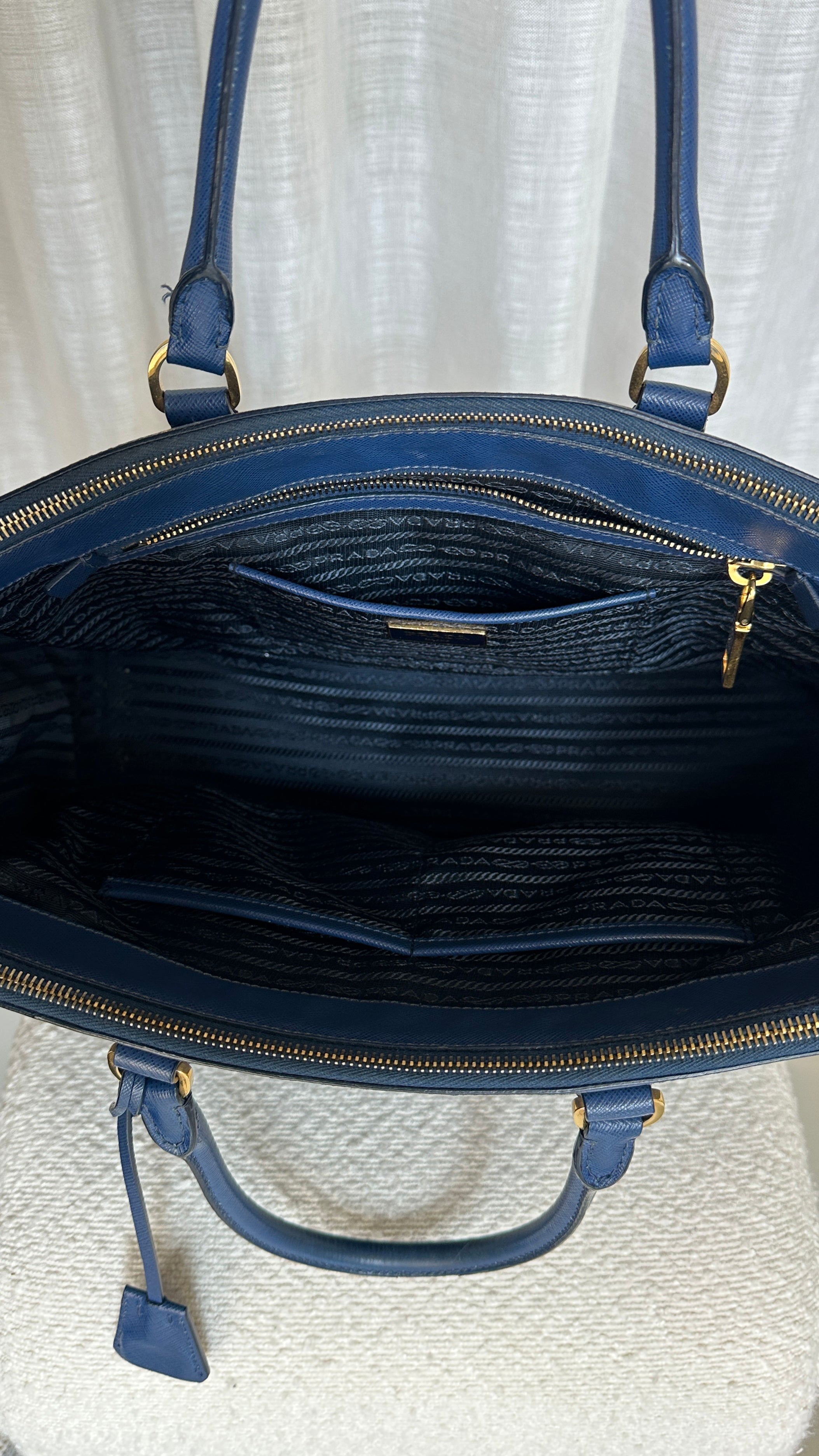 PRADA GALLERIA LEATHER HANDBAG - IN BLUE