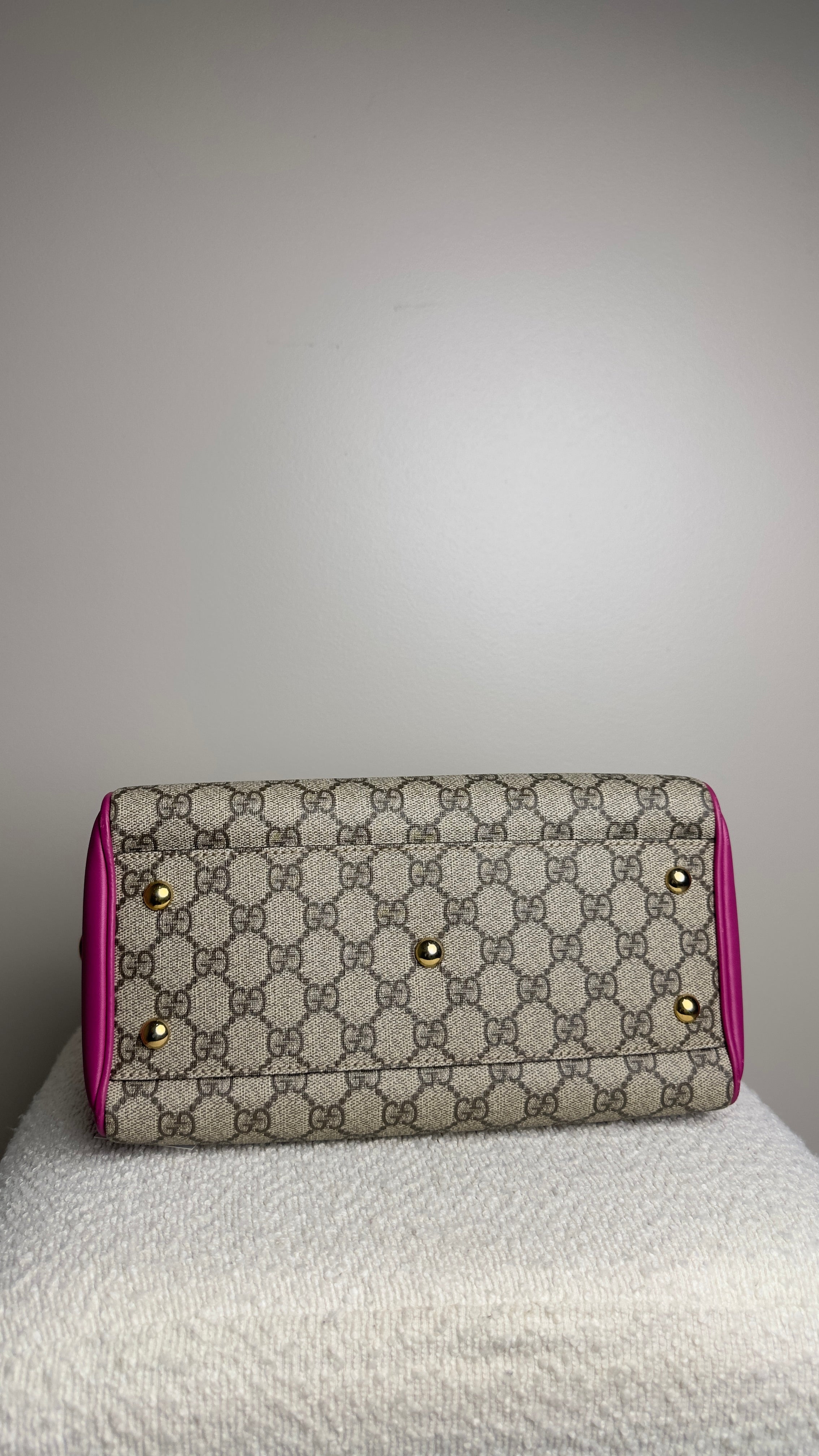 GUCCI SMALL GG SUPREME SATCHEL BAG IN BROWN