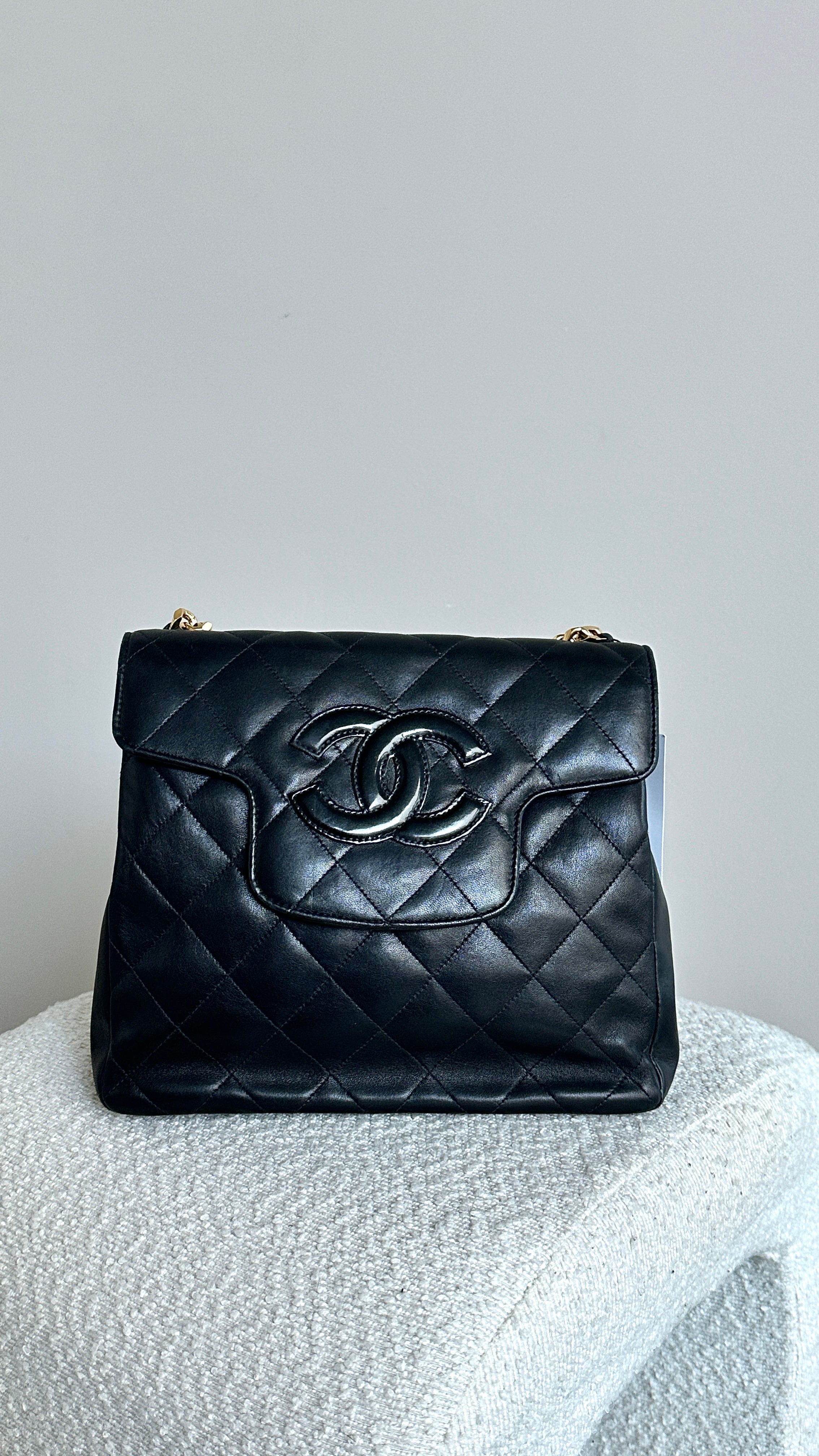 CHANEL VINTAGE 90'S WITH GOLD IN BLACK