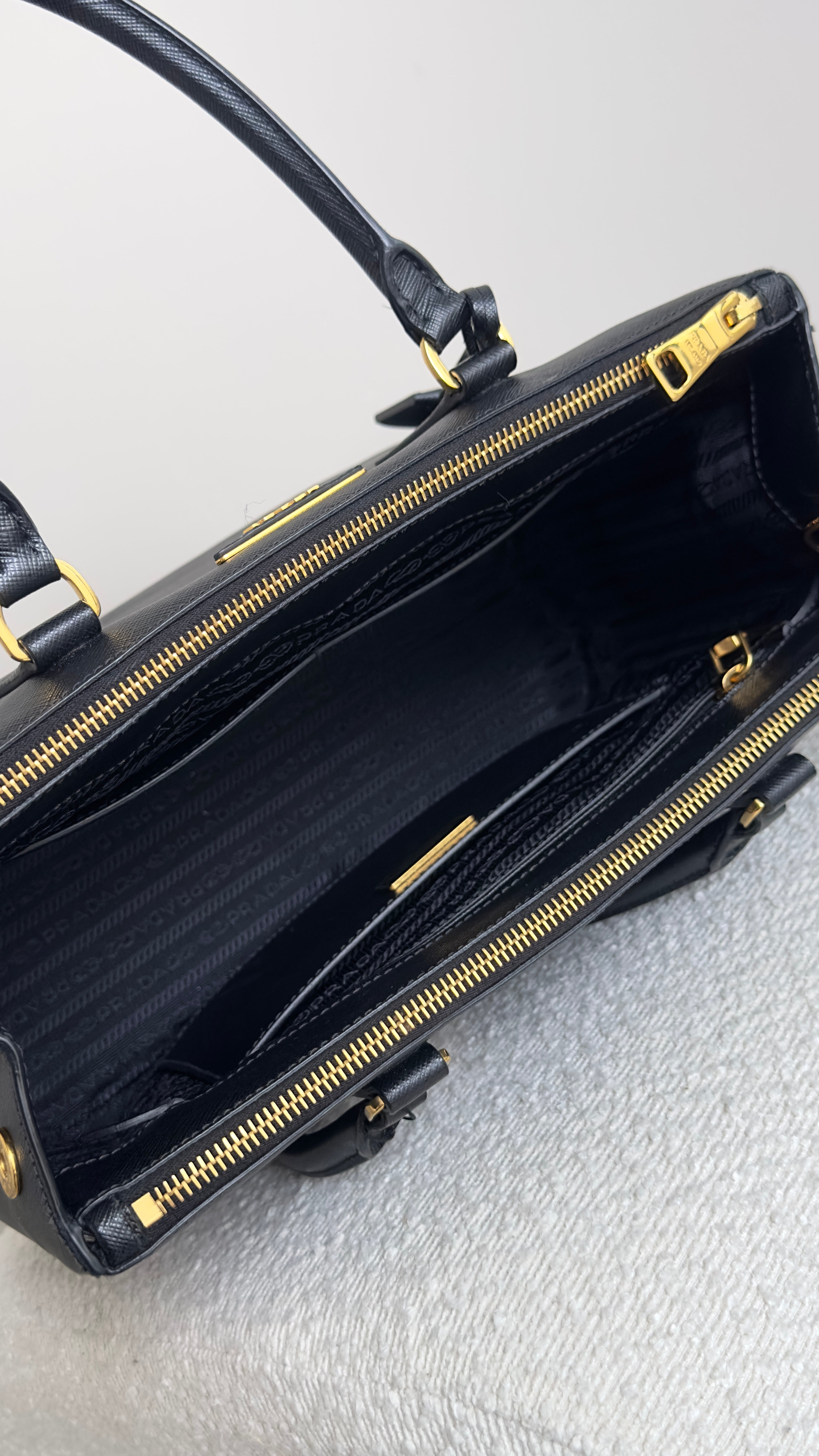 PRADA GALLERIA MEDIUM SAFFIANO LEATHER BAG IN BLACK