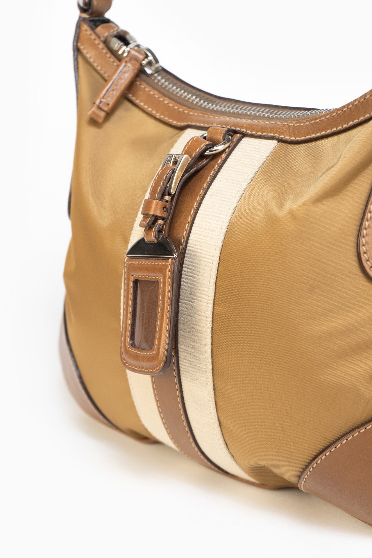 Bolsa de ombro Prada de couro e nylon em camel