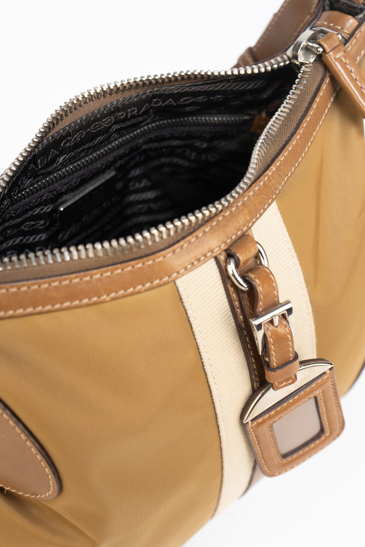 Bolsa de ombro Prada de couro e nylon em camel