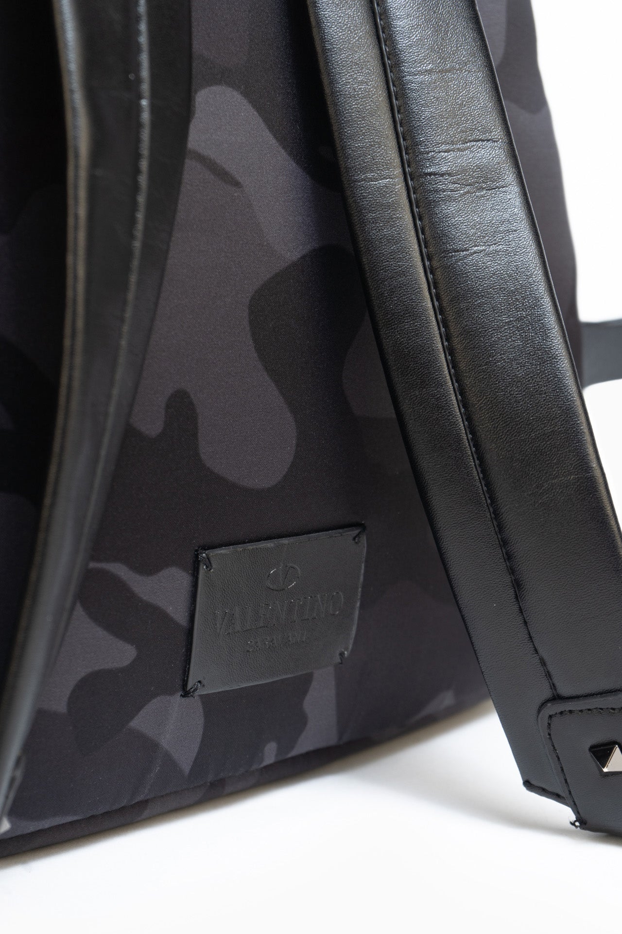 MOCHILA VALENTINO NYLON JACQUARD CAMO EM CINZA