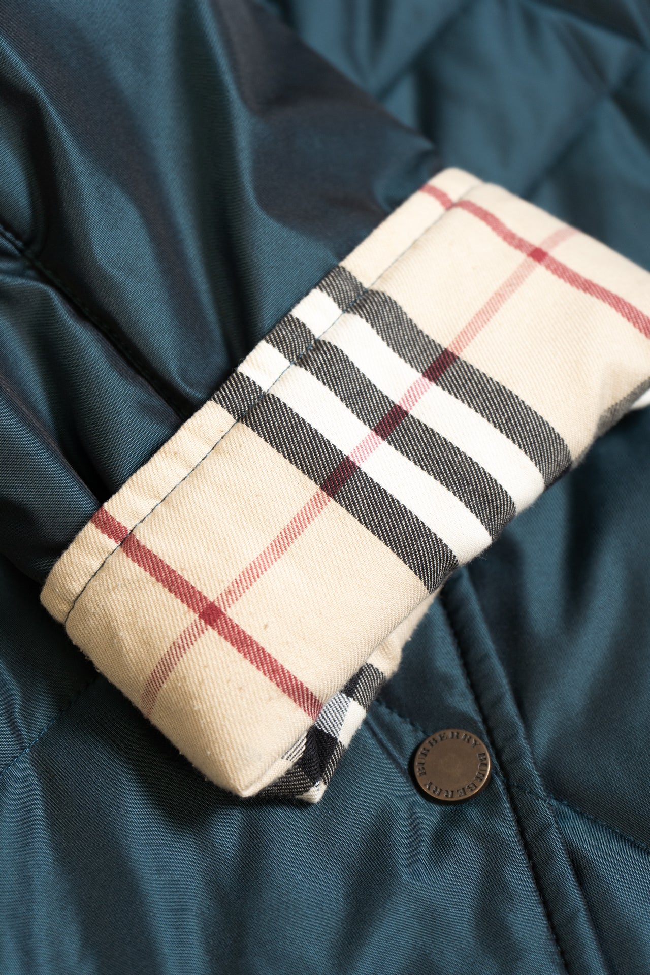 Casaco azul Burberry com gola xadrez