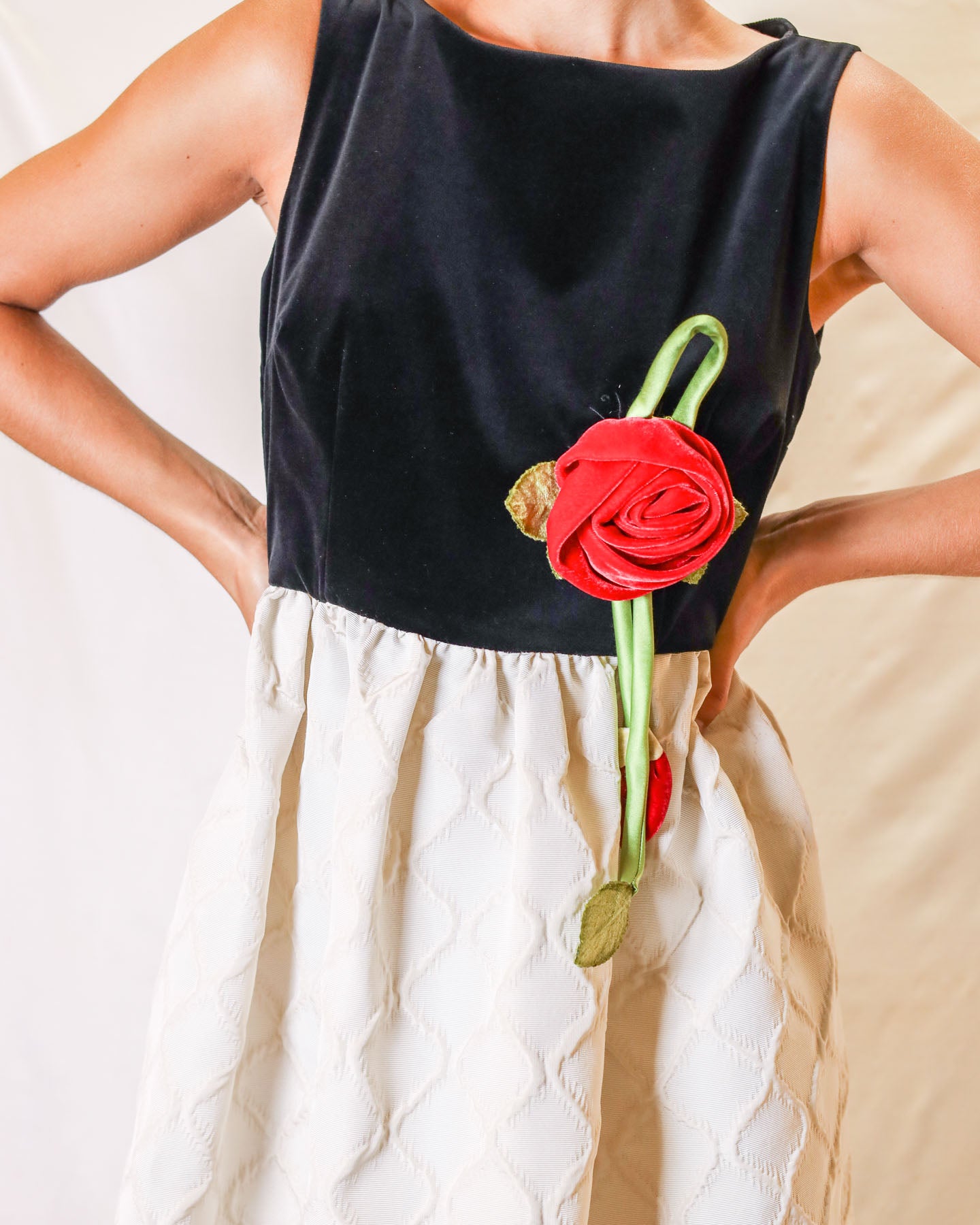 VESTIDO DE VELUDO PRETO E BRANCO RED VALENTINO