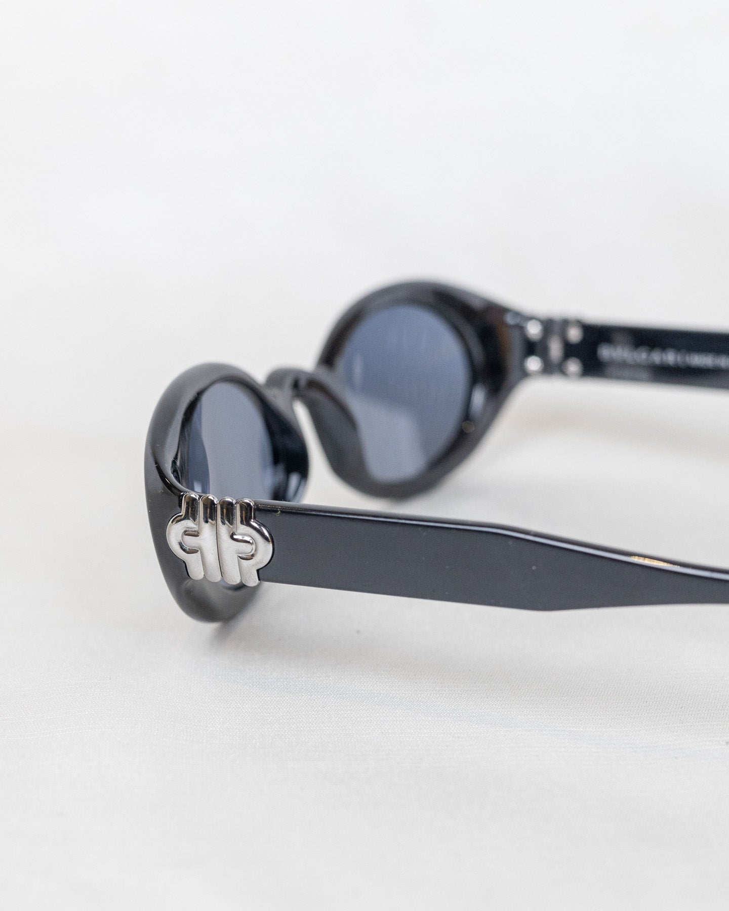 ÓCULOS DE SOL LOGO PRETO BVLGARI COM LOGO PRATA - COM CAIXA