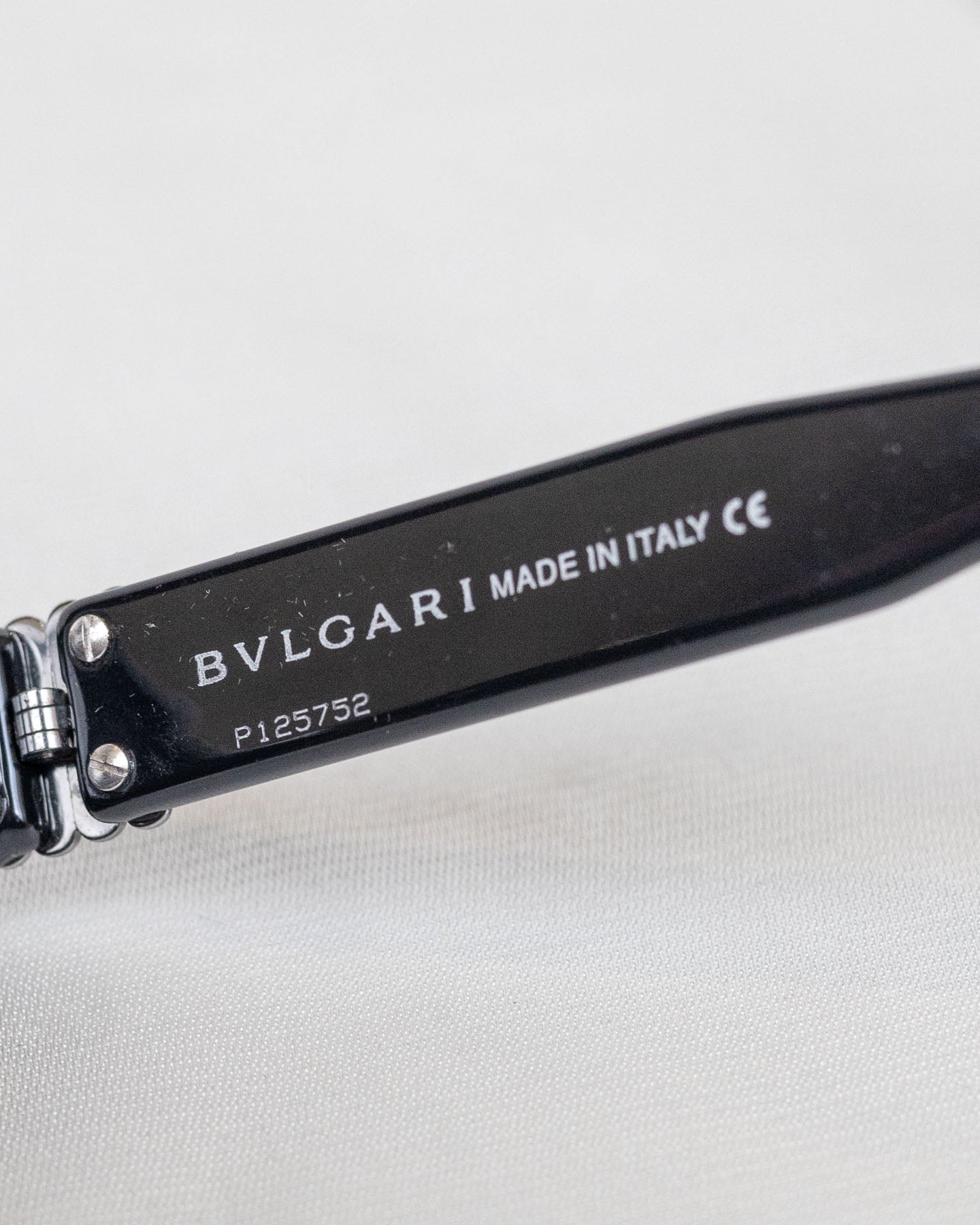 ÓCULOS DE SOL LOGO PRETO BVLGARI COM LOGO PRATA - COM CAIXA