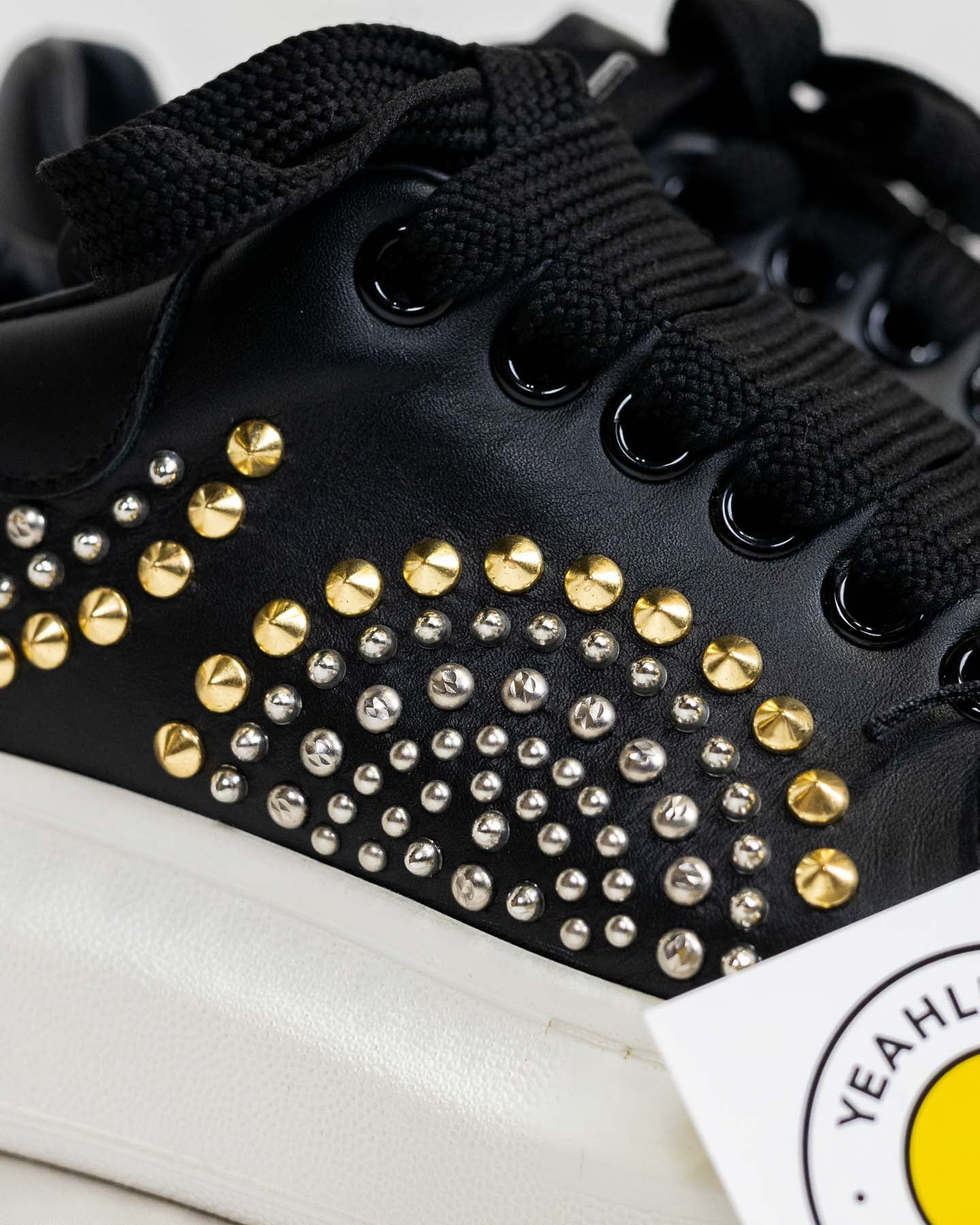 Alexander McQueen Tênis Oversized preto com tachas e caixa - tamanho 37