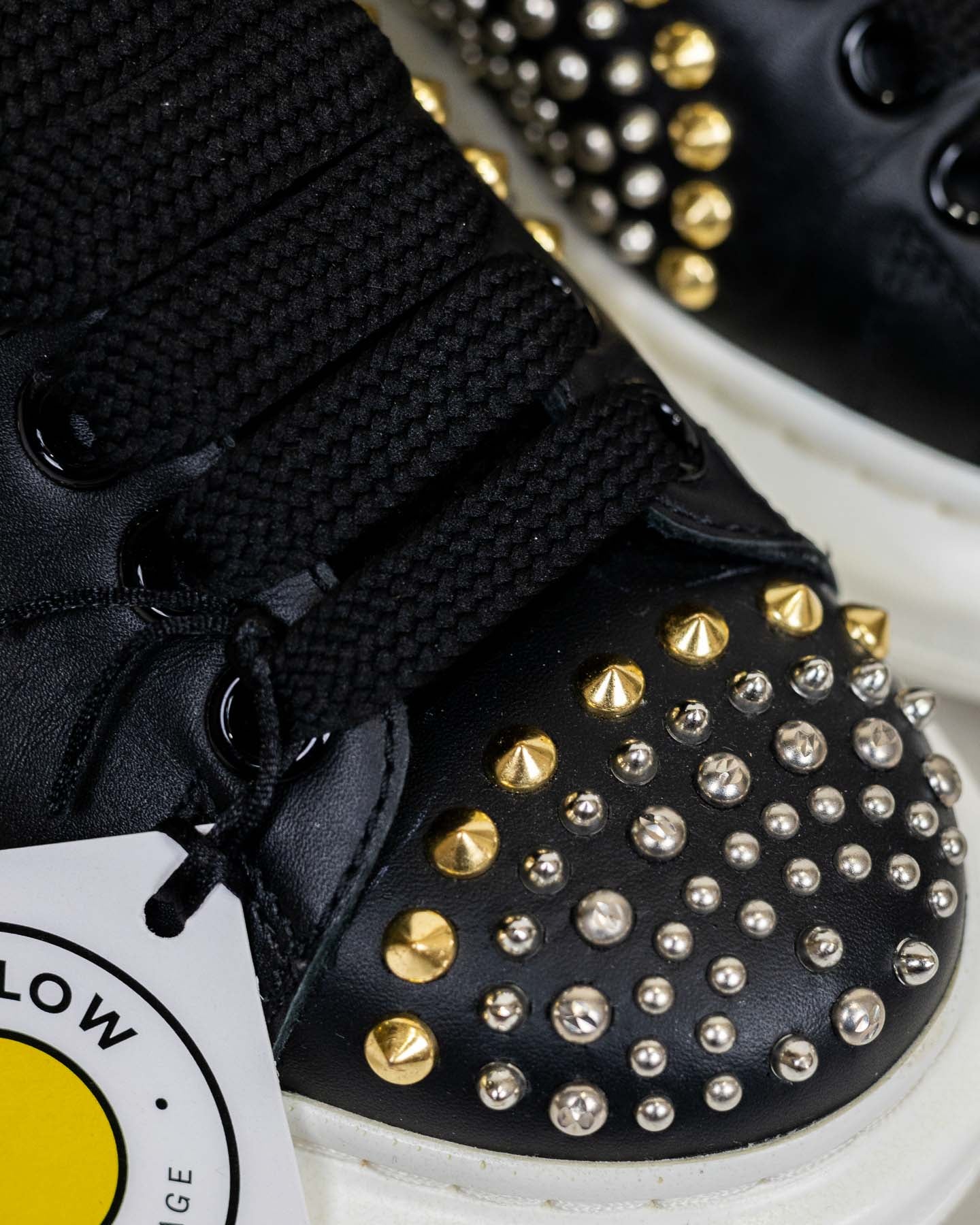 Alexander McQueen Tênis Oversized preto com tachas e caixa - tamanho 37