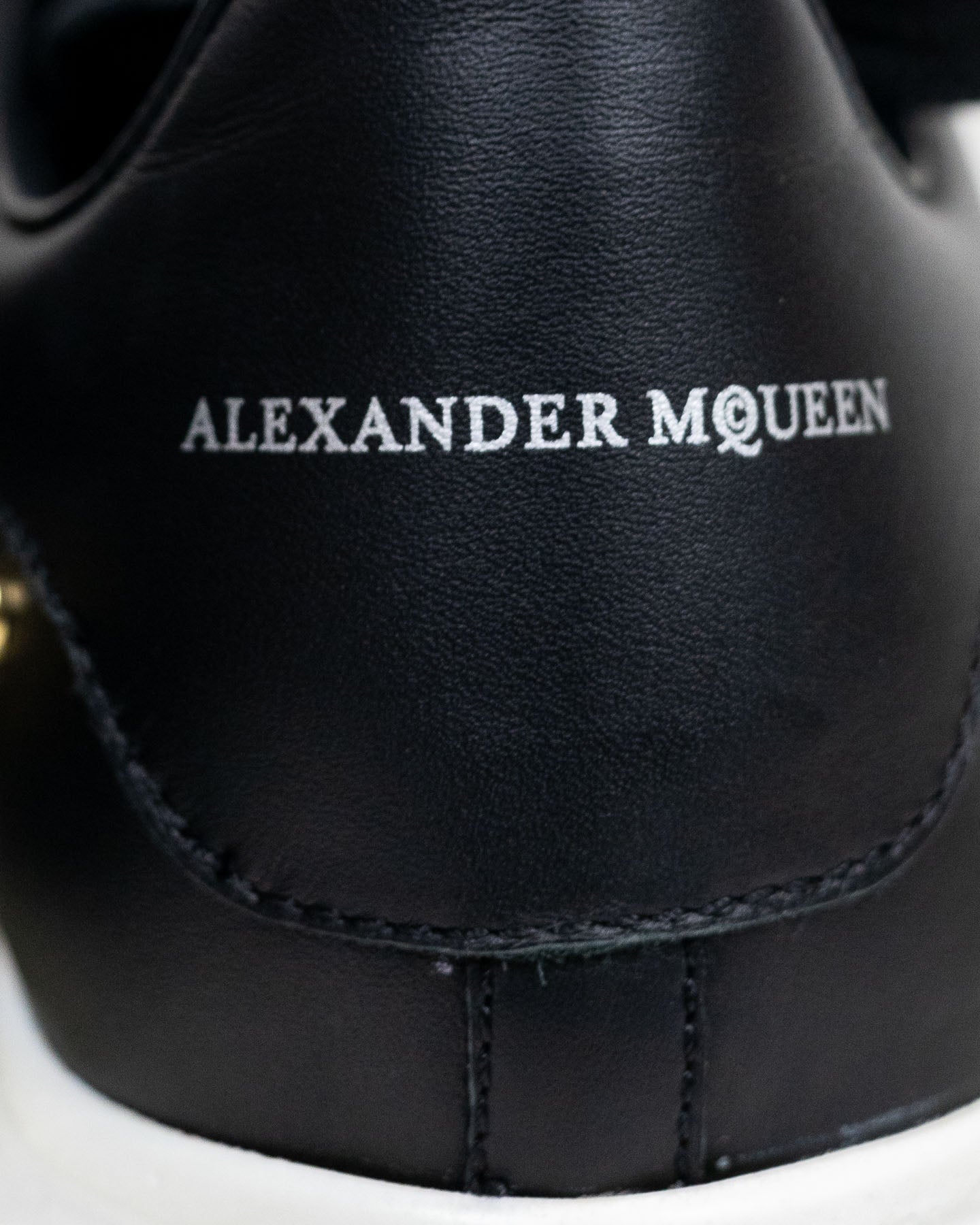 Alexander McQueen Tênis Oversized preto com tachas e caixa - tamanho 37