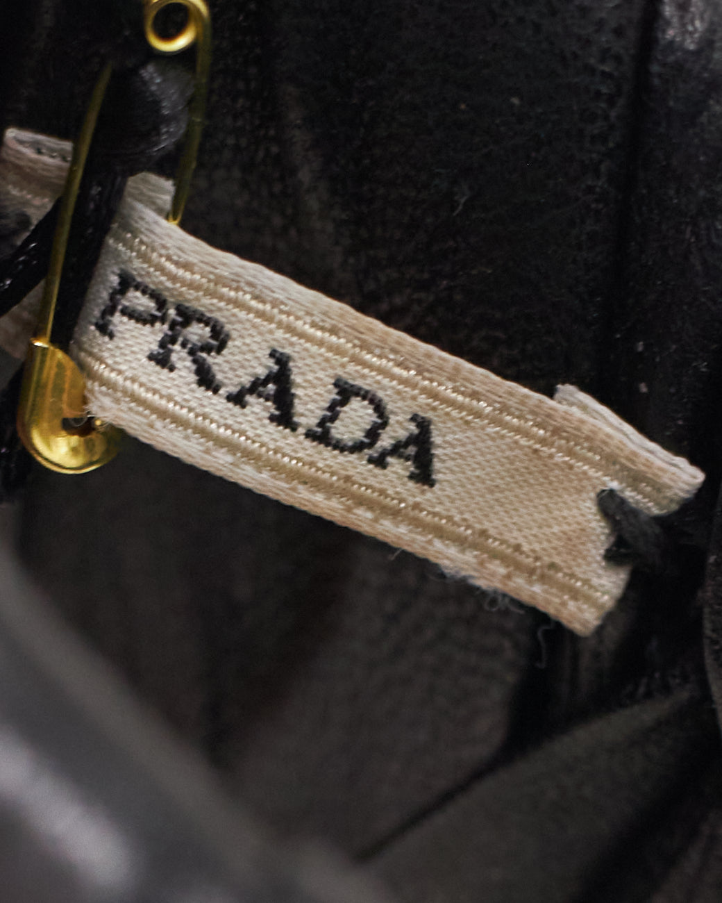 Bracelet en cuir noir Prada