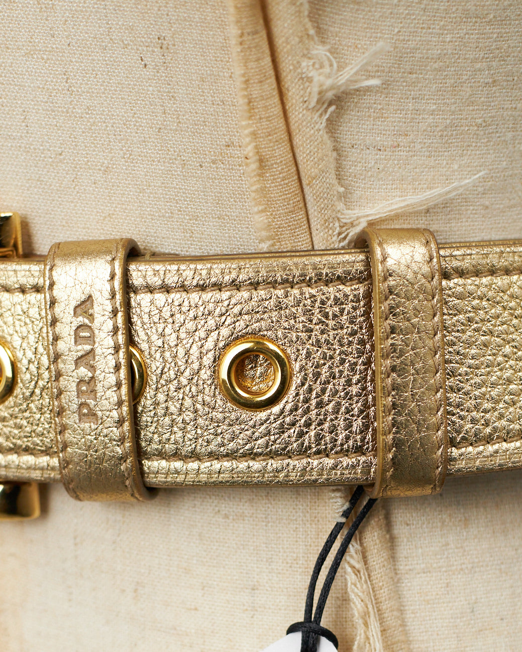 Cinto Prada de Couro Dourado - tamanho 36