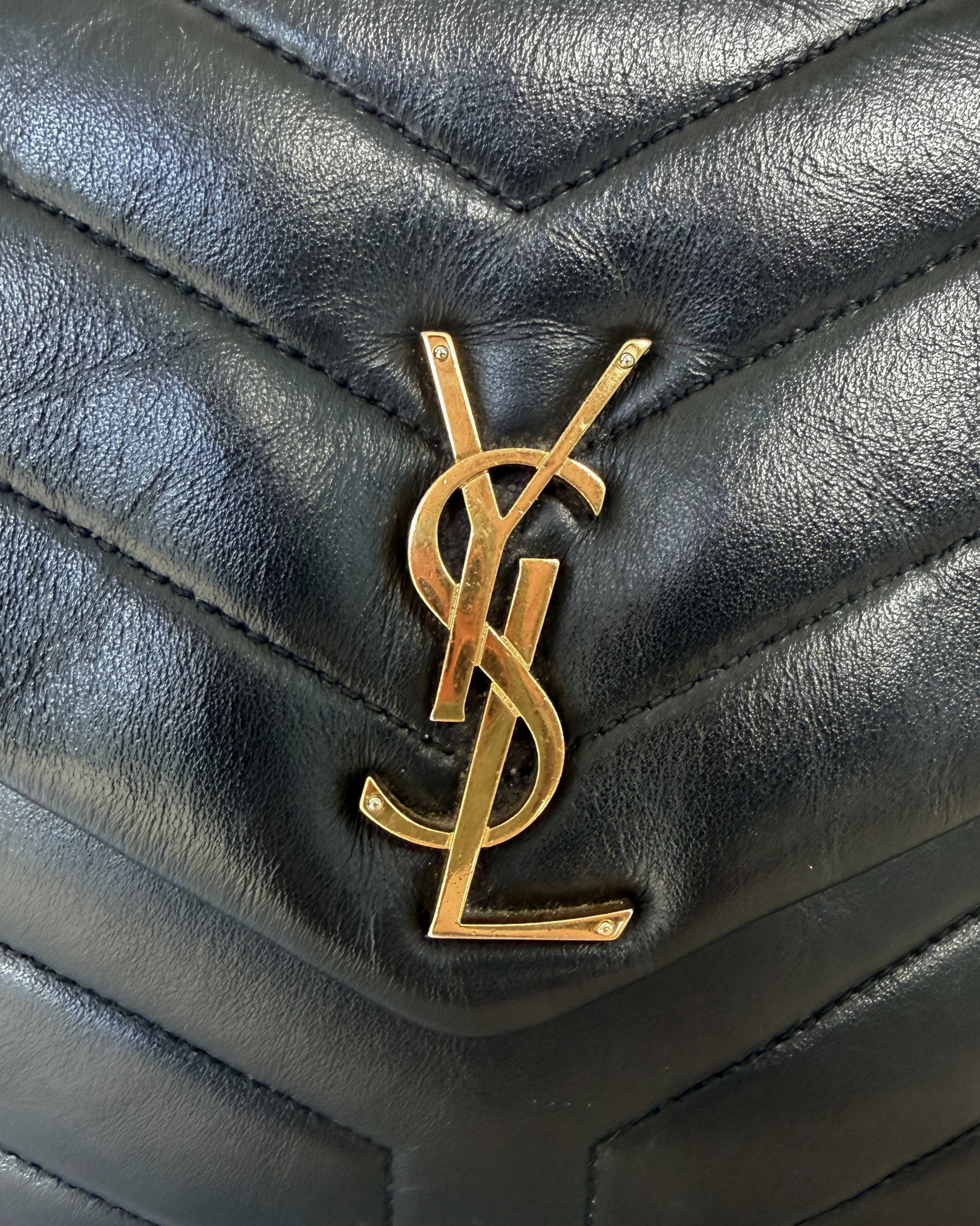 SAINT LAURENT SMALL LOULOU SHOULDER BAG IN BLACK