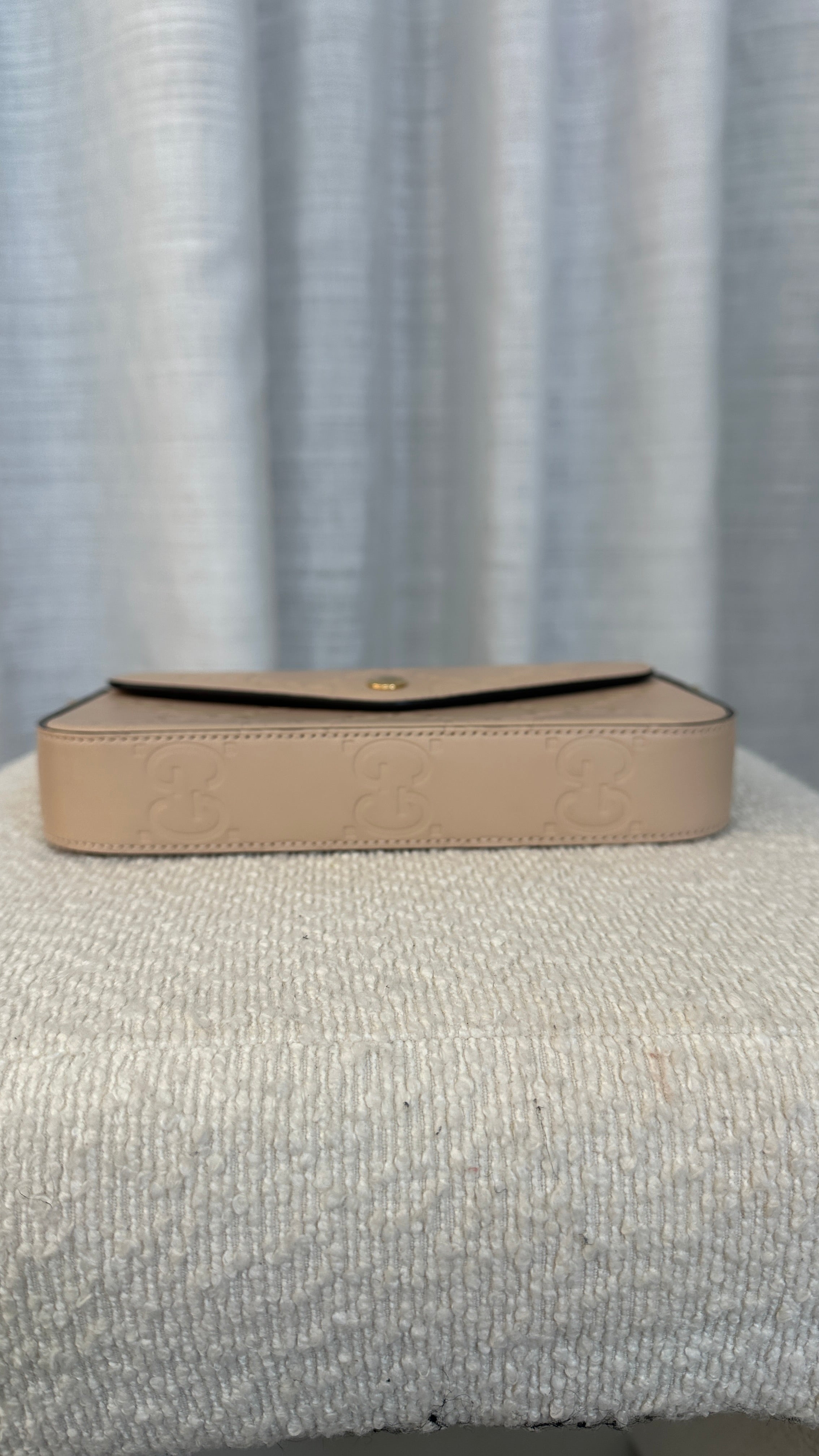 GUCCI MARMONT CHAIN FLAP WALLET CROSSBODY BAG - IN BEIGE