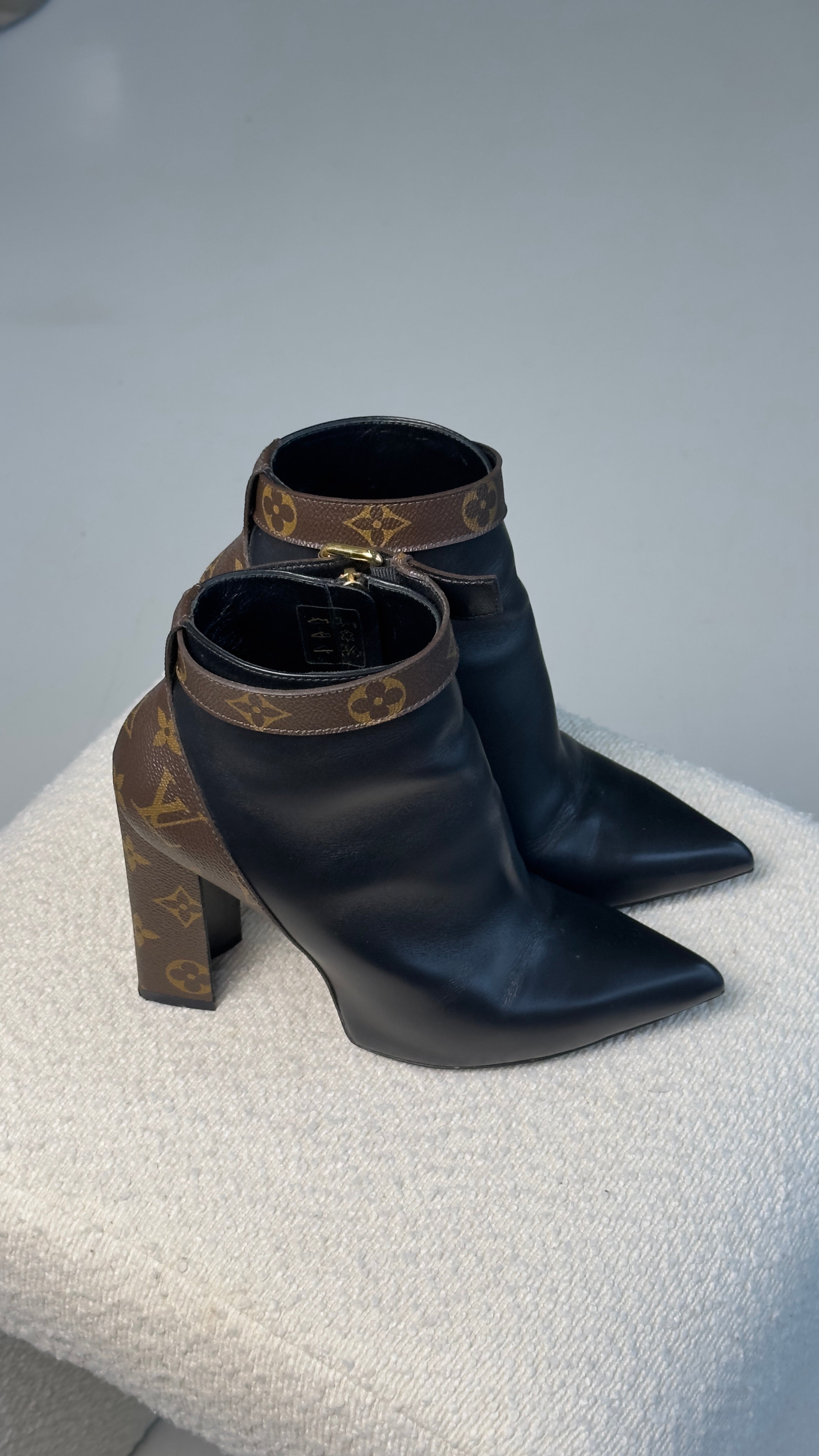 LOUIS VUITTON SILHOUETTE BOOTS IN BLACK - SIZE 37