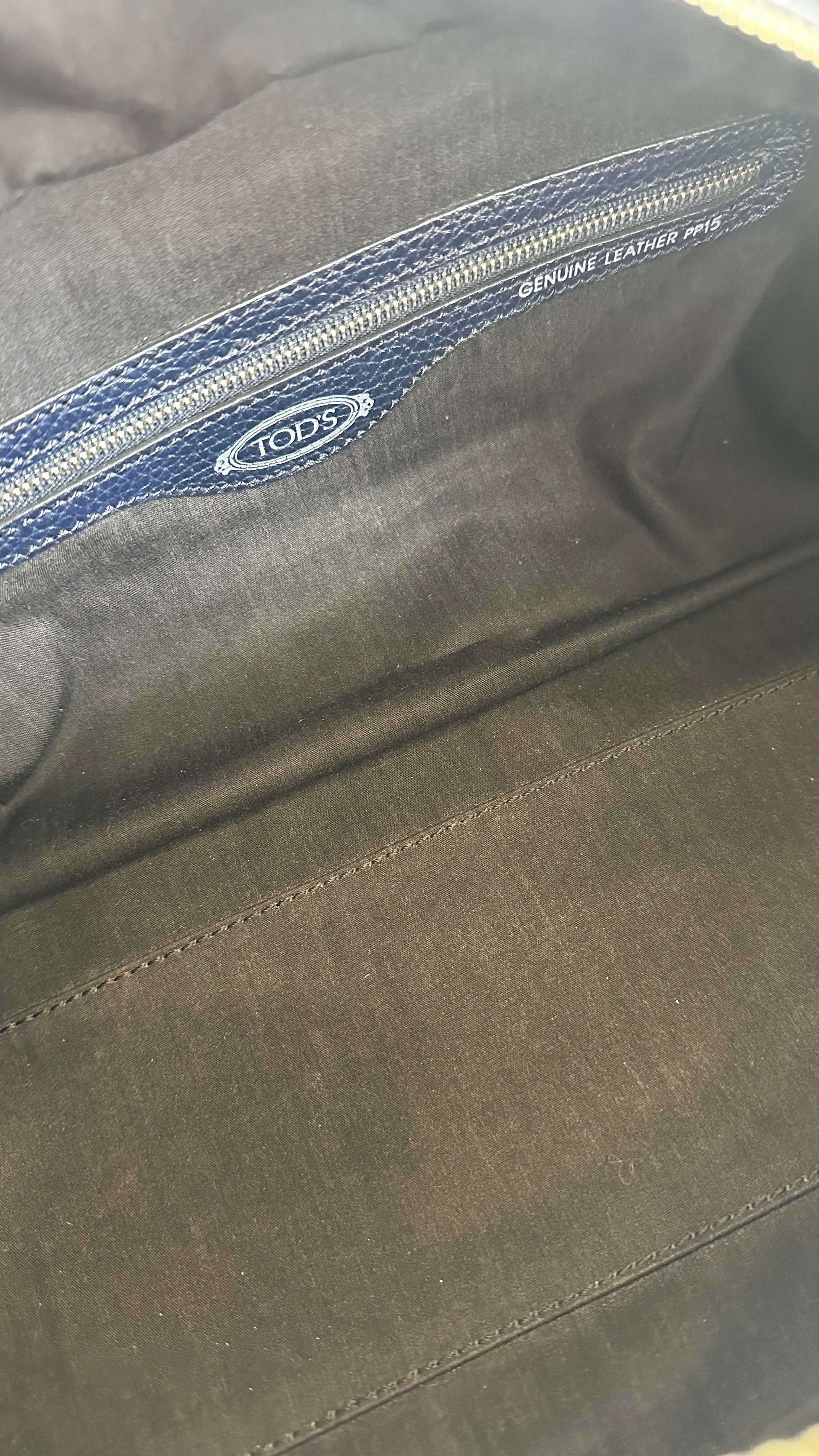 Tod's Vintage Leather Shoulder Bag In Navy