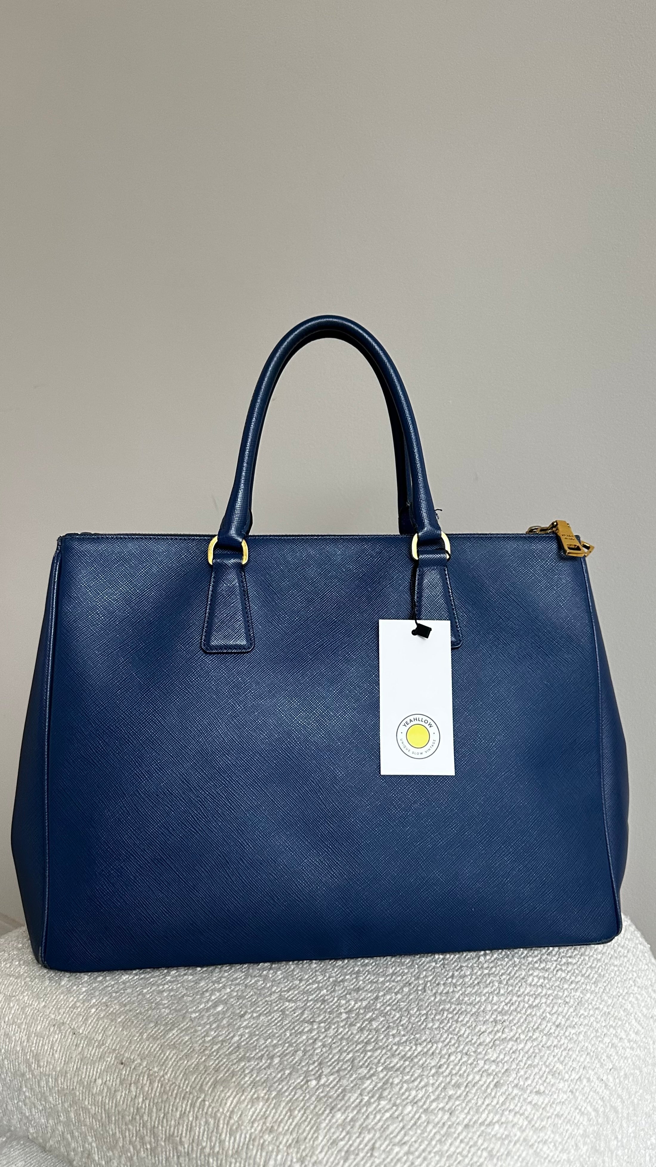 PRADA GALLERIA LEATHER HANDBAG - IN BLUE
