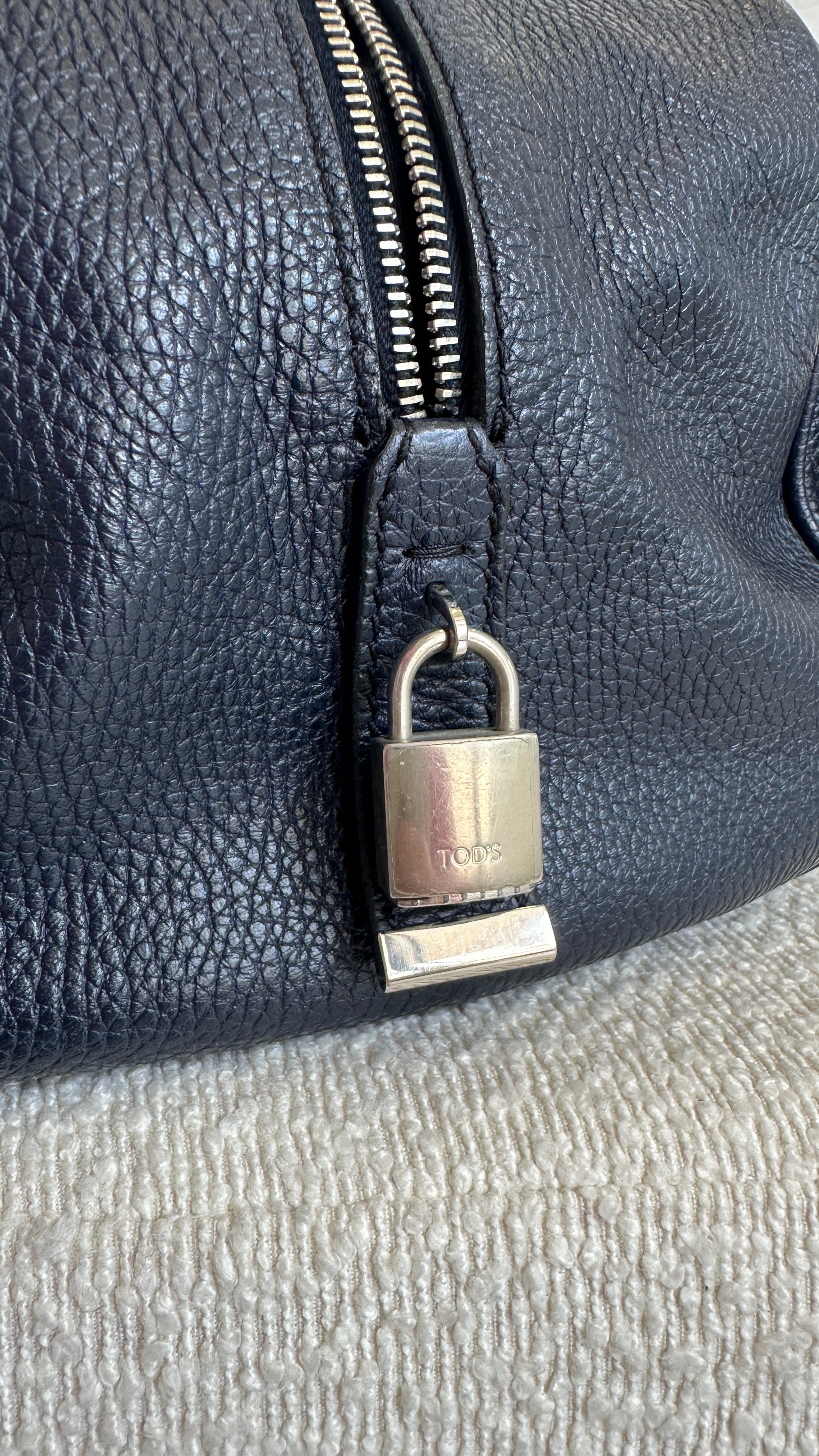 Tod's Vintage Leather Shoulder Bag In Navy