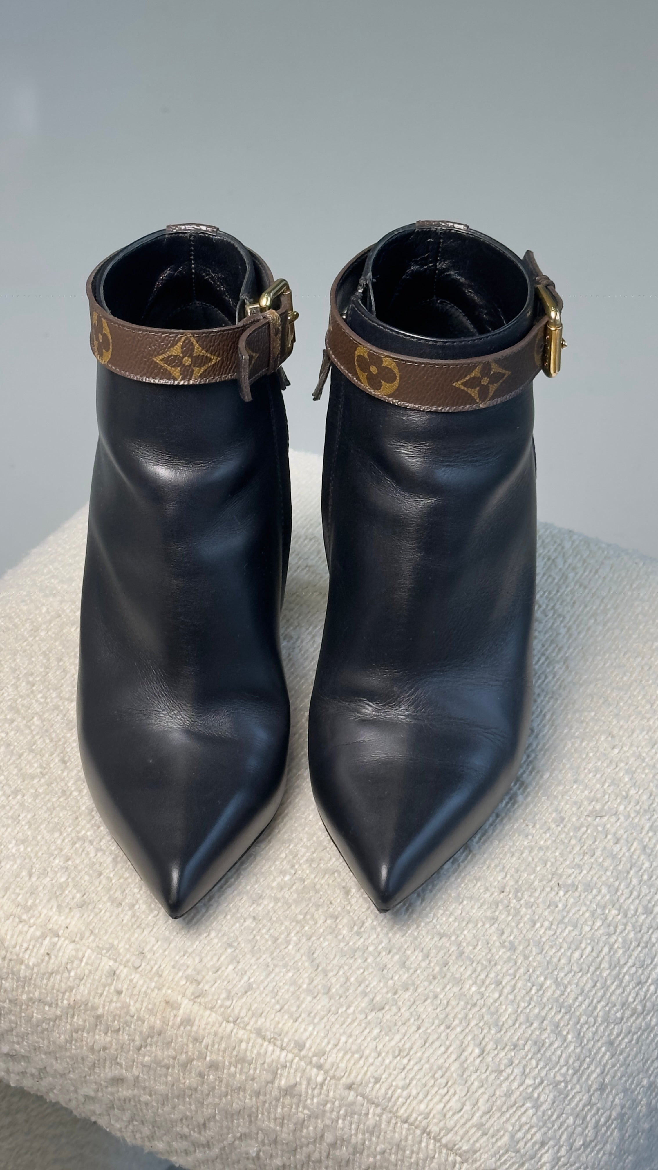 LOUIS VUITTON SILHOUETTE BOOTS IN BLACK - SIZE 37