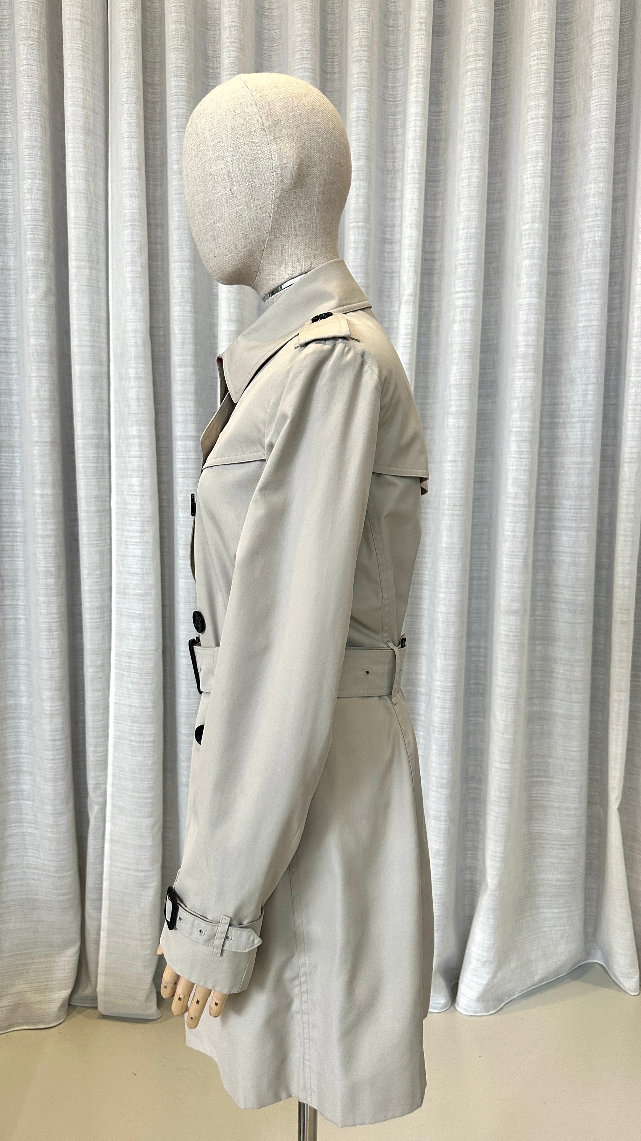 BURBERRY TRENCH COAT IN OFF WHITE