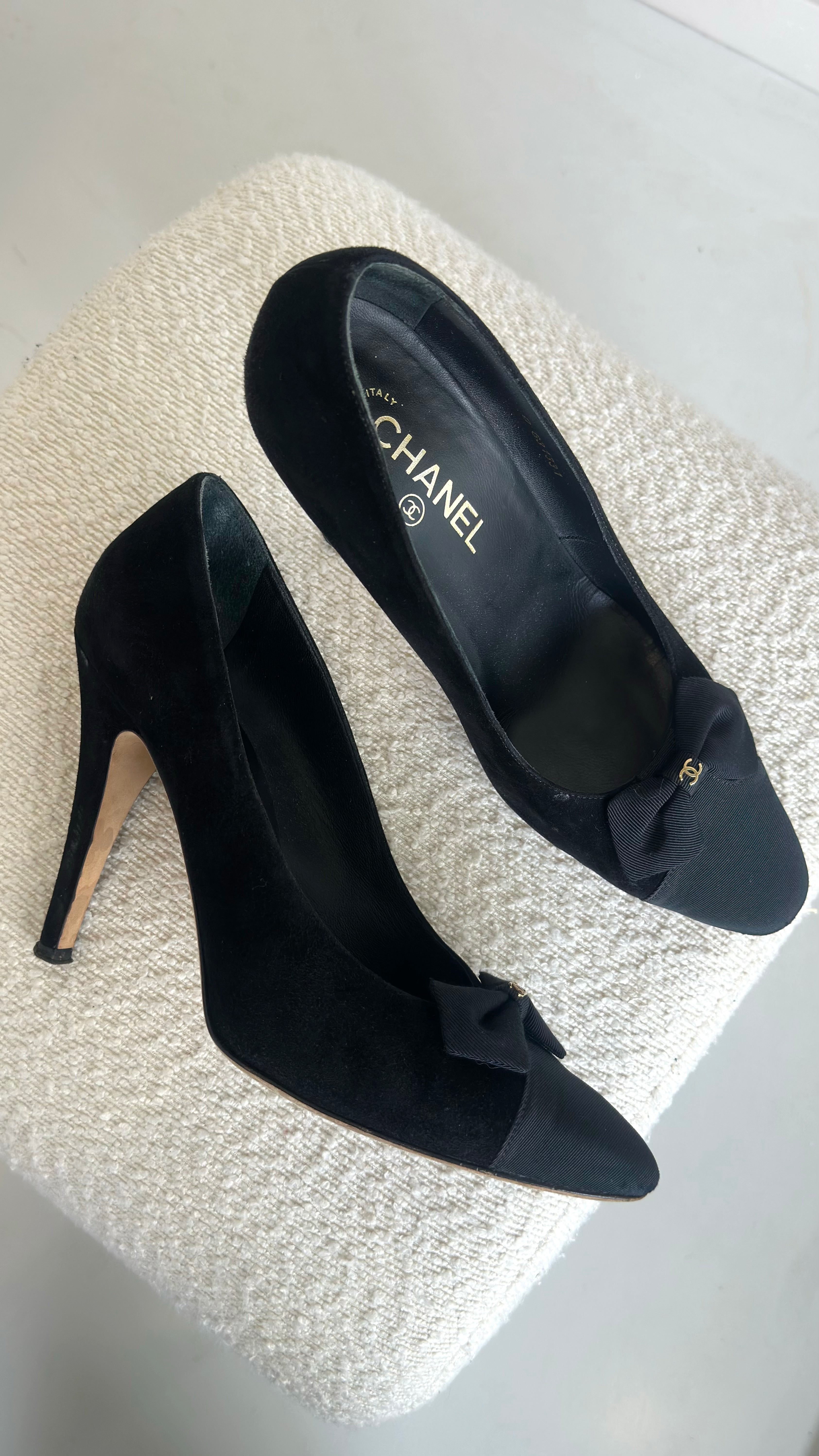 CHANEL SUEDE SHOES IN BLACK SIZE 41